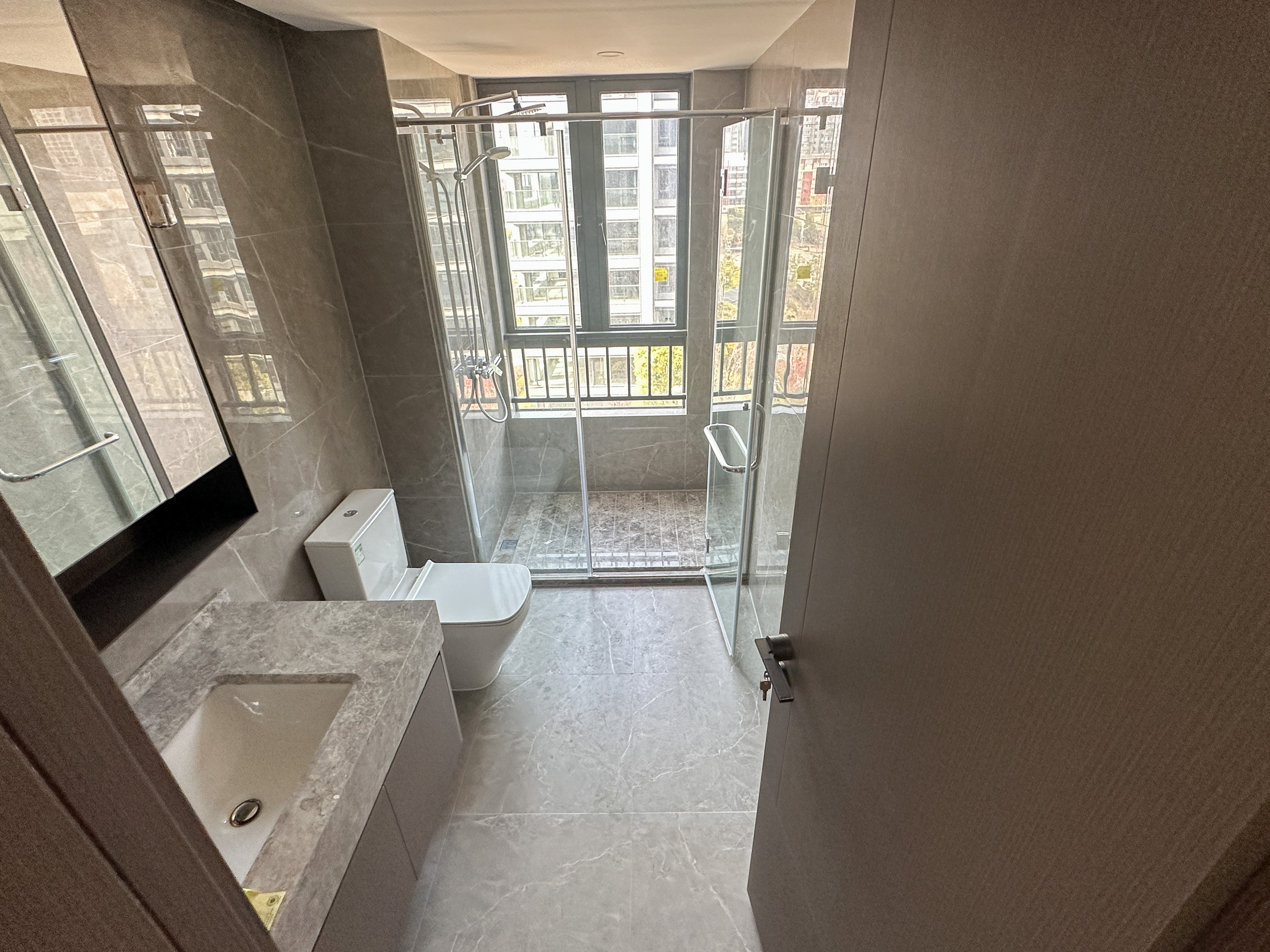 嘉臣道 4室2厅2卫 410.0万 嘉臣道 4室2厅2卫 410.0万卫生间