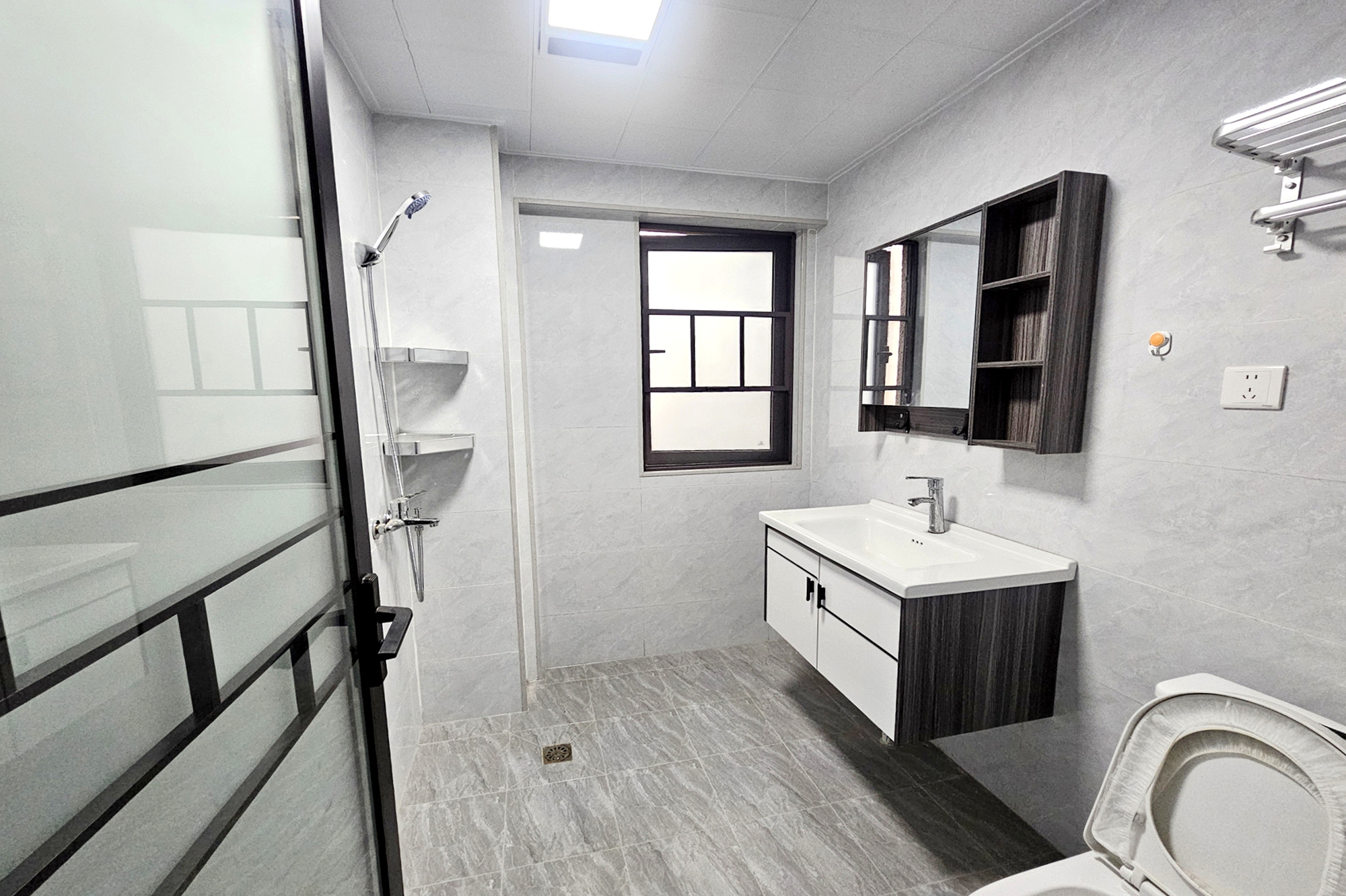 阳光城尚东湾愉景苑 4室2厅2卫 165.0万 阳光城尚东湾愉景苑 4室2厅2卫 165.0万卫生间