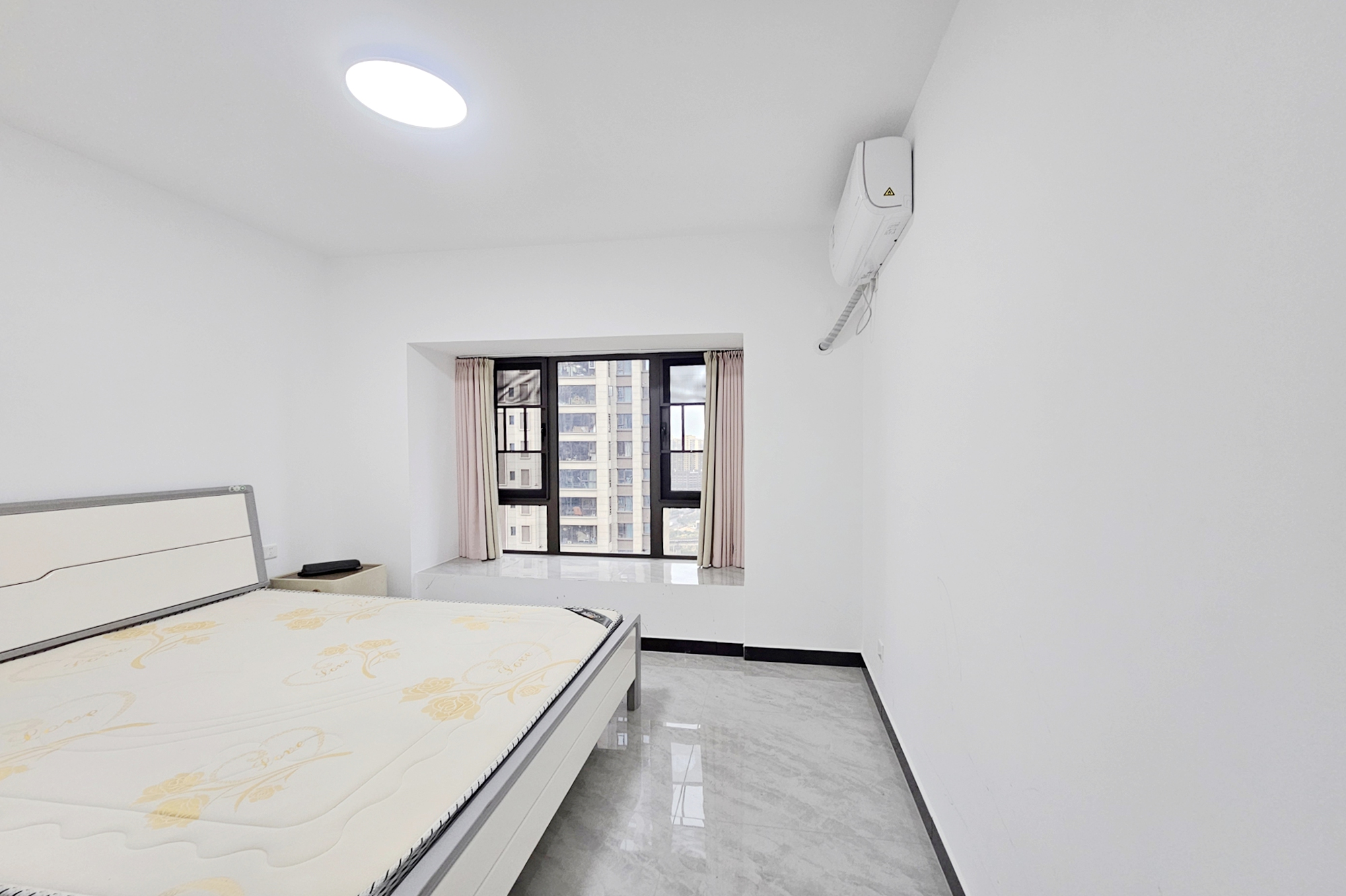 阳光城尚东湾愉景苑 4室2厅2卫 165.0万 阳光城尚东湾愉景苑 4室2厅2卫 165.0万卧室