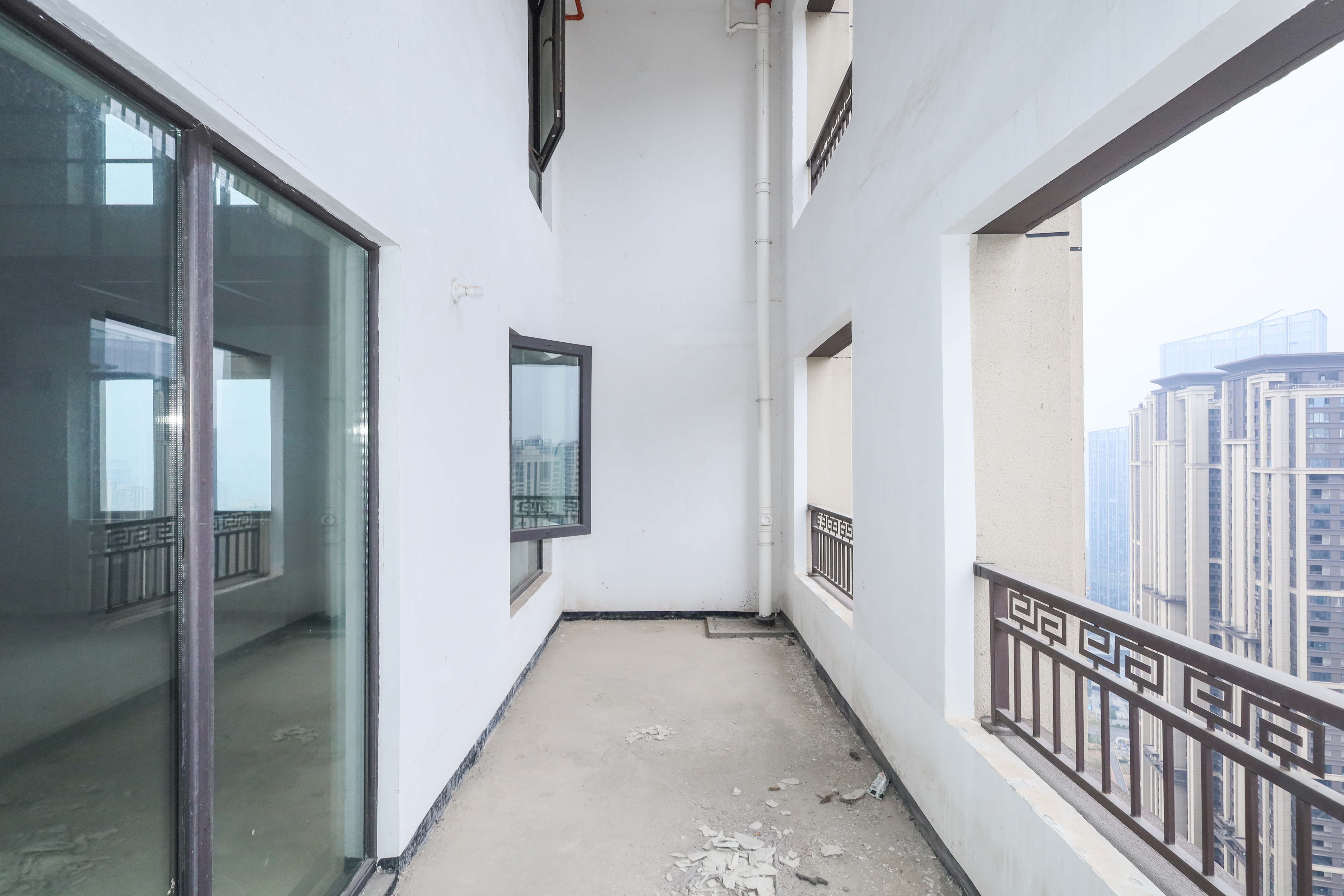 建发央著  4室2厅2卫   230.00万阳台