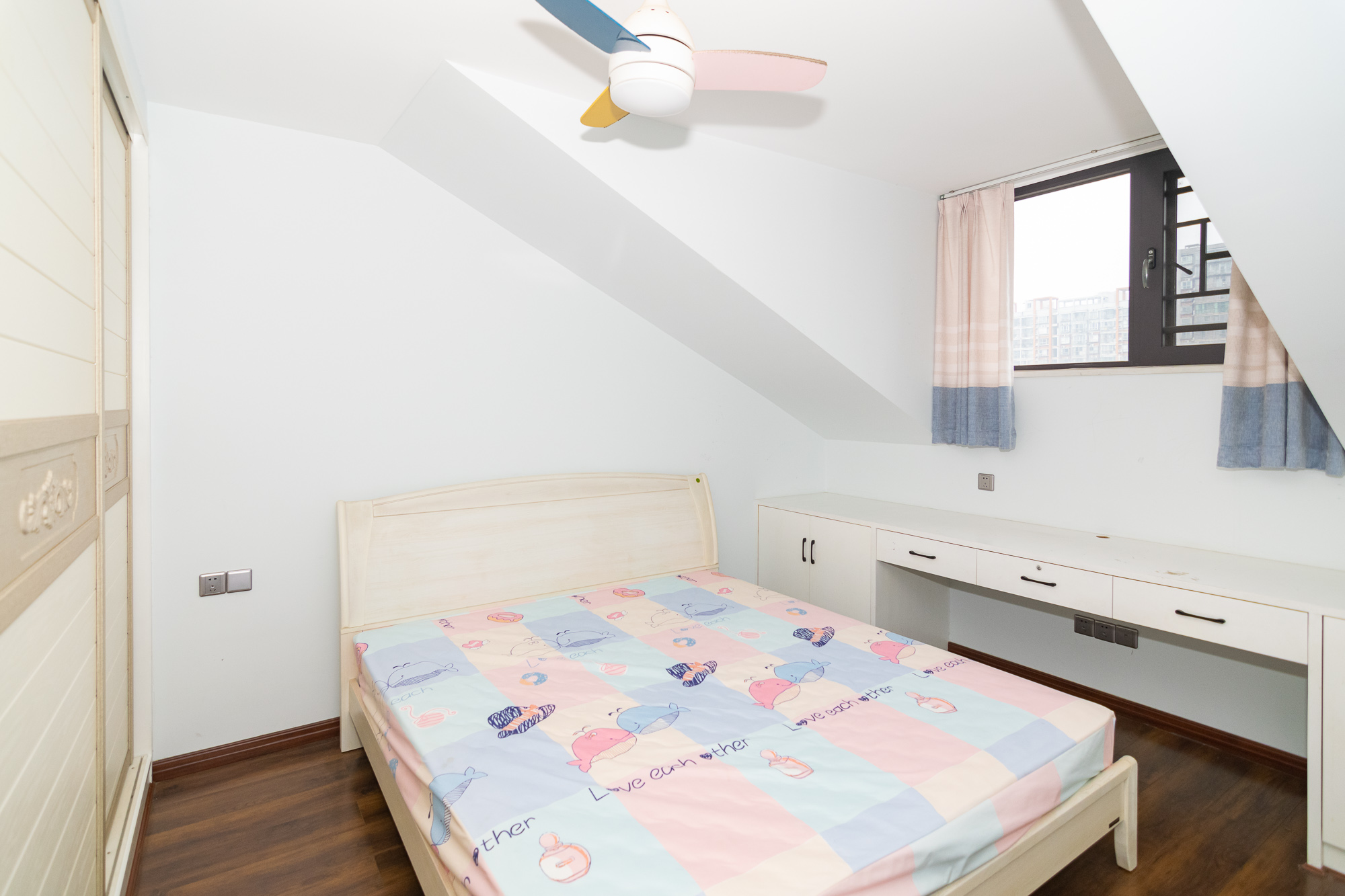 丽景华庭  6室2厅2卫    120.0万 丽景华庭  6室2厅2卫    120.0万卧室