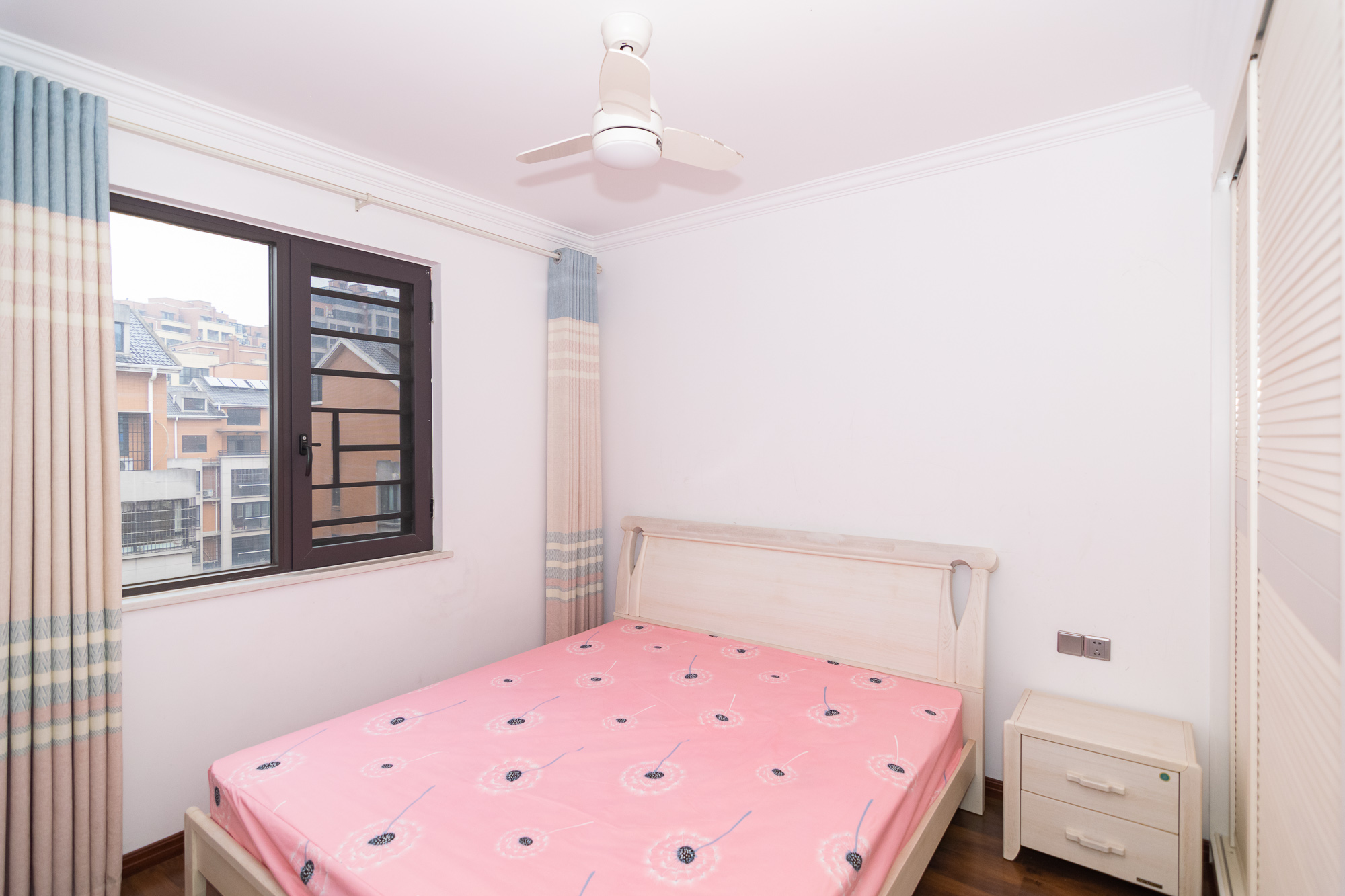 丽景华庭  6室2厅2卫    120.0万 丽景华庭  6室2厅2卫    120.0万卧室