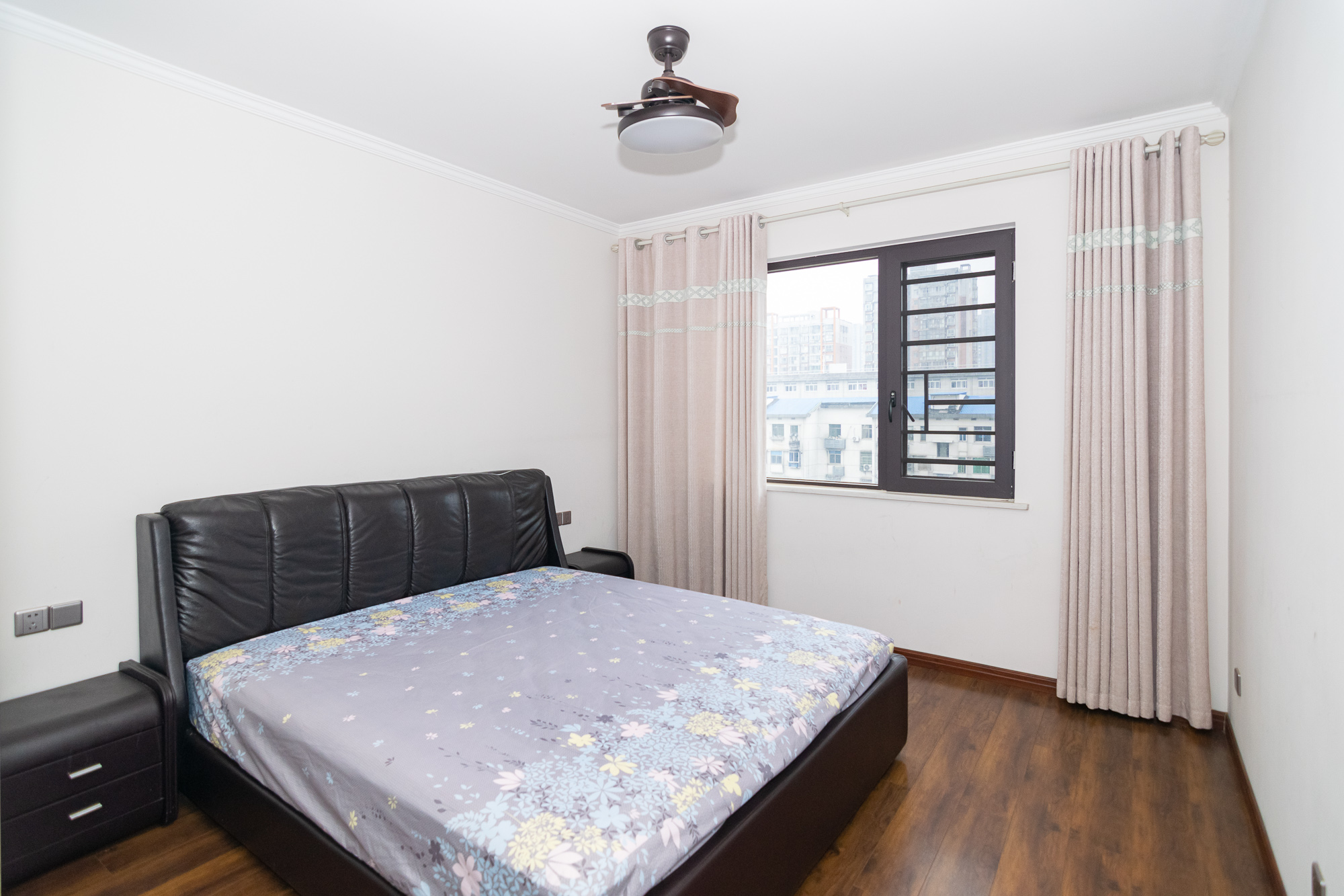 丽景华庭  6室2厅2卫    120.0万 丽景华庭  6室2厅2卫    120.0万卧室