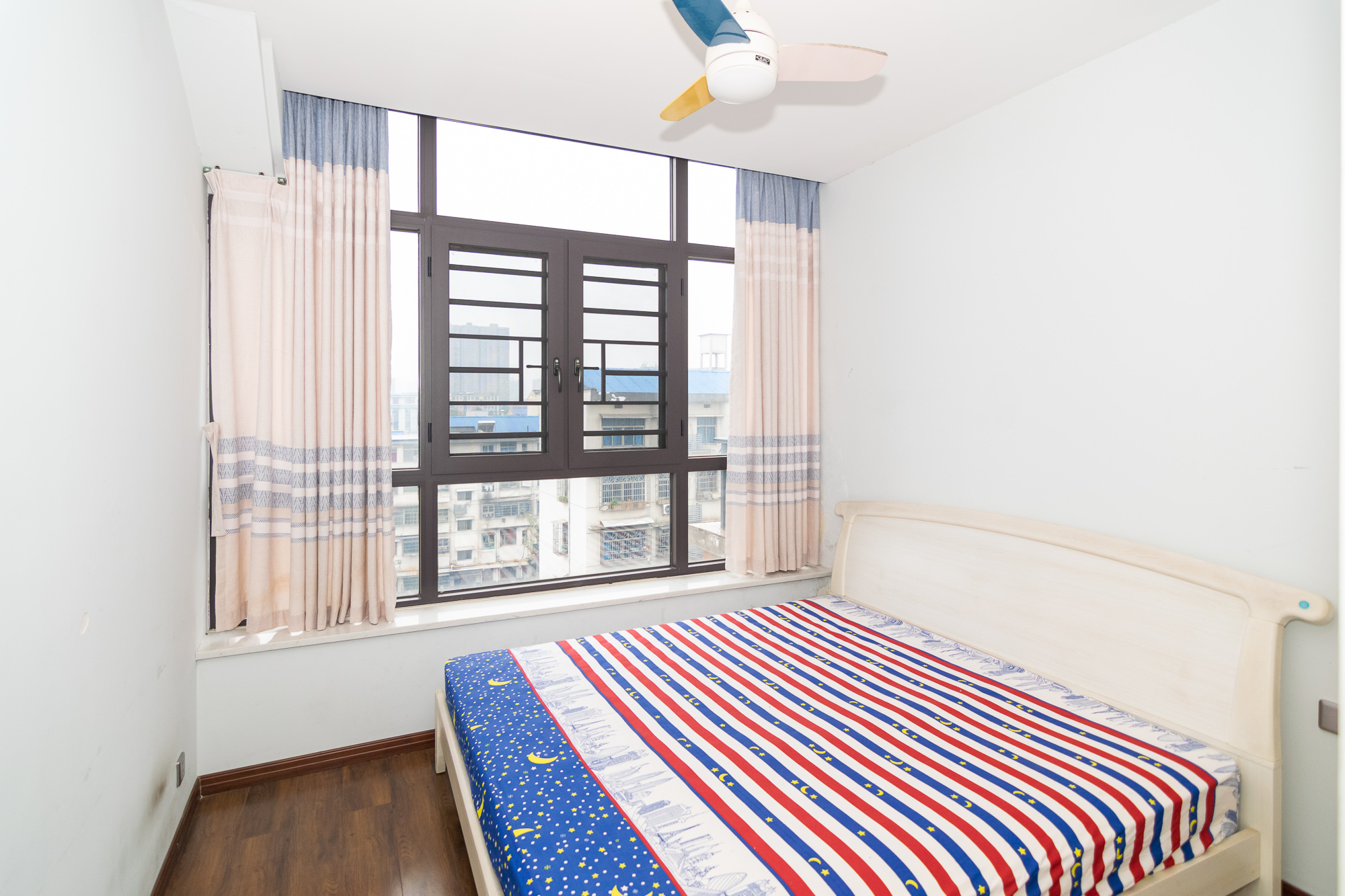 丽景华庭  6室2厅2卫    120.0万 丽景华庭  6室2厅2卫    120.0万卧室