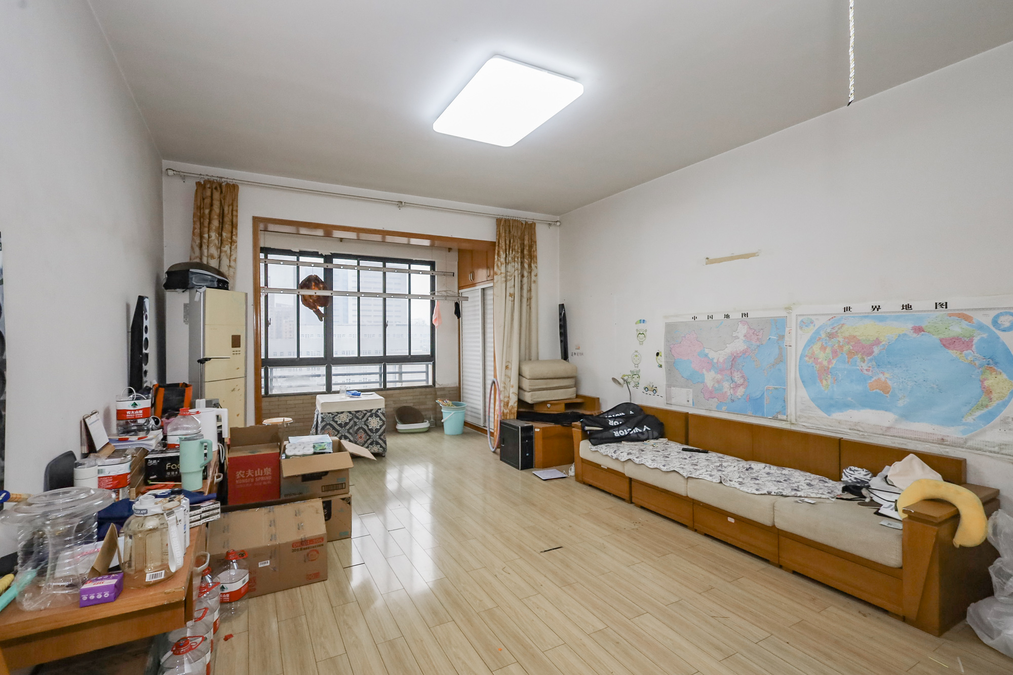 八方小区D区  3室2厅2卫   398.00万客厅