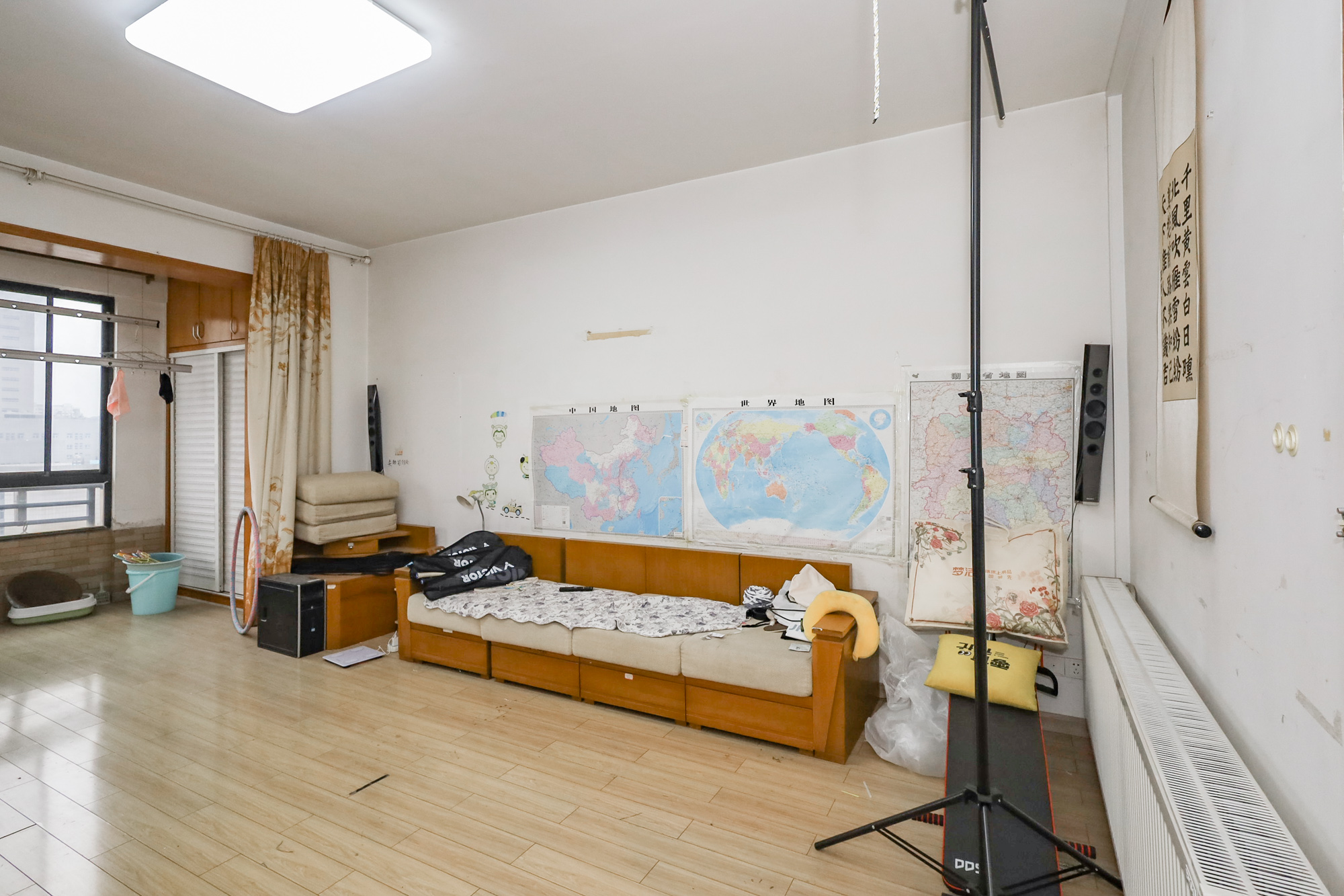 八方小区D区  3室2厅2卫   398.00万客厅