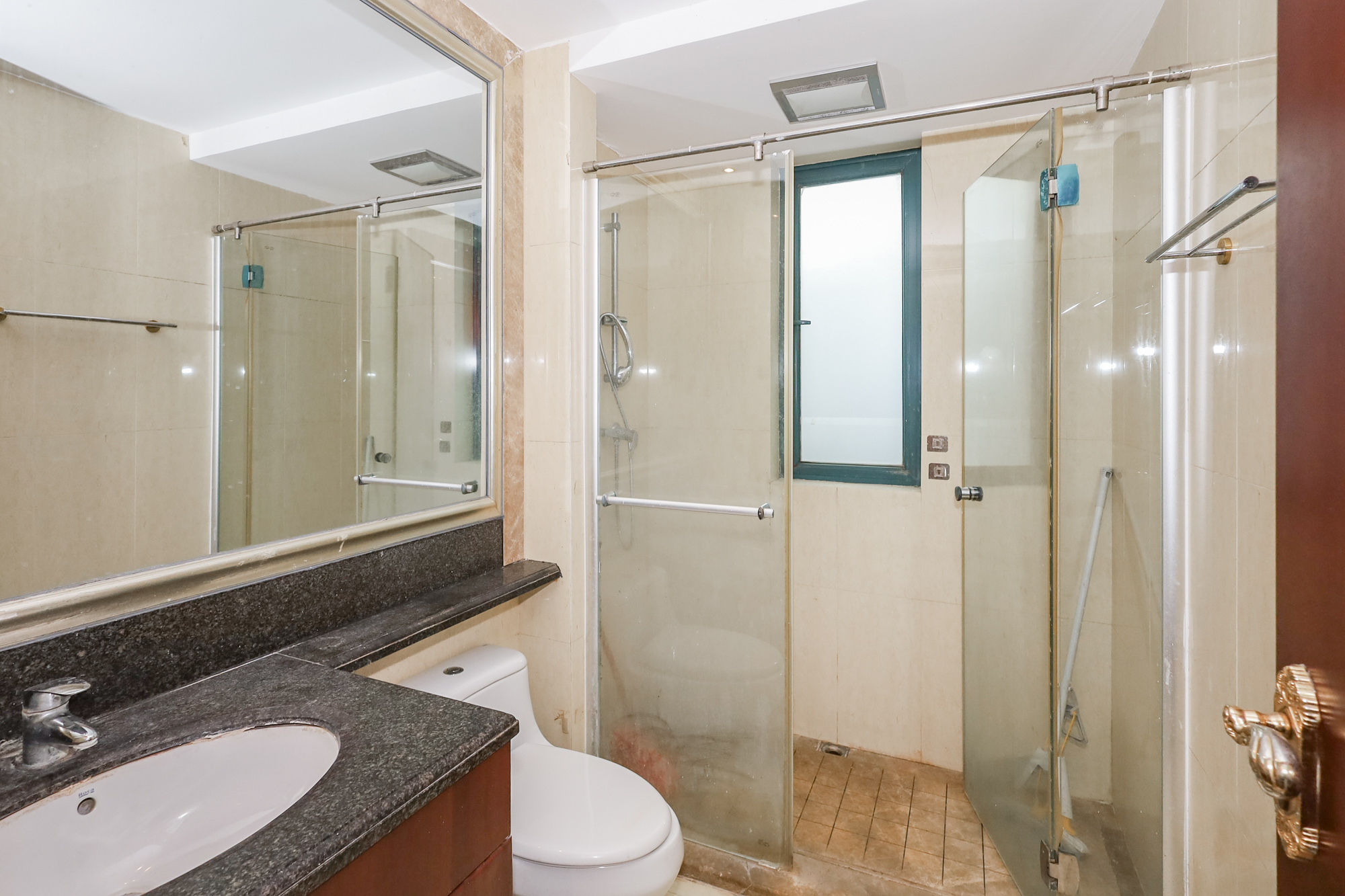 恒大御景湾  3室2厅2卫    158.0万卫生间