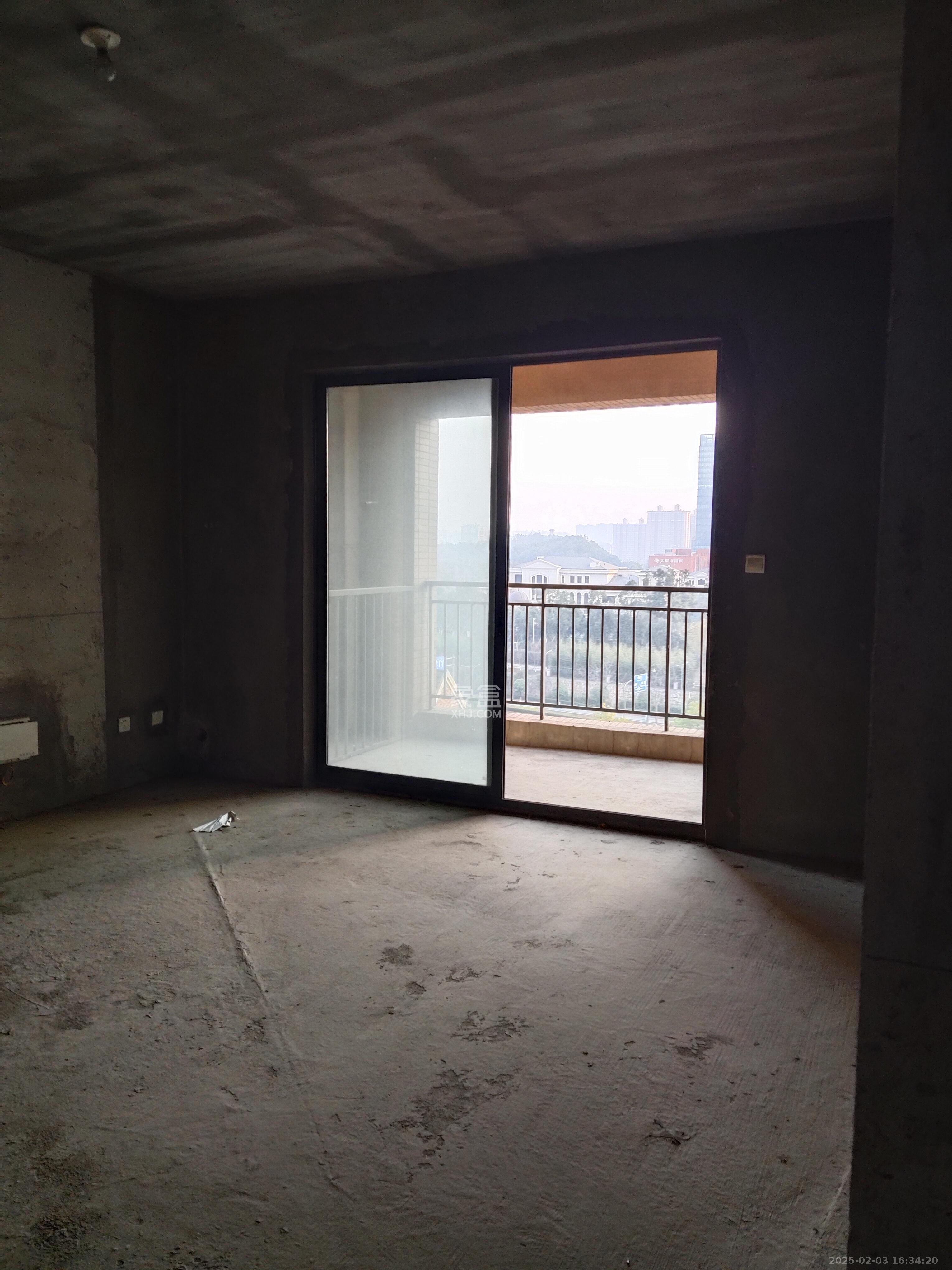 三一街区  4室2厅2卫   2000.00元/月室内图