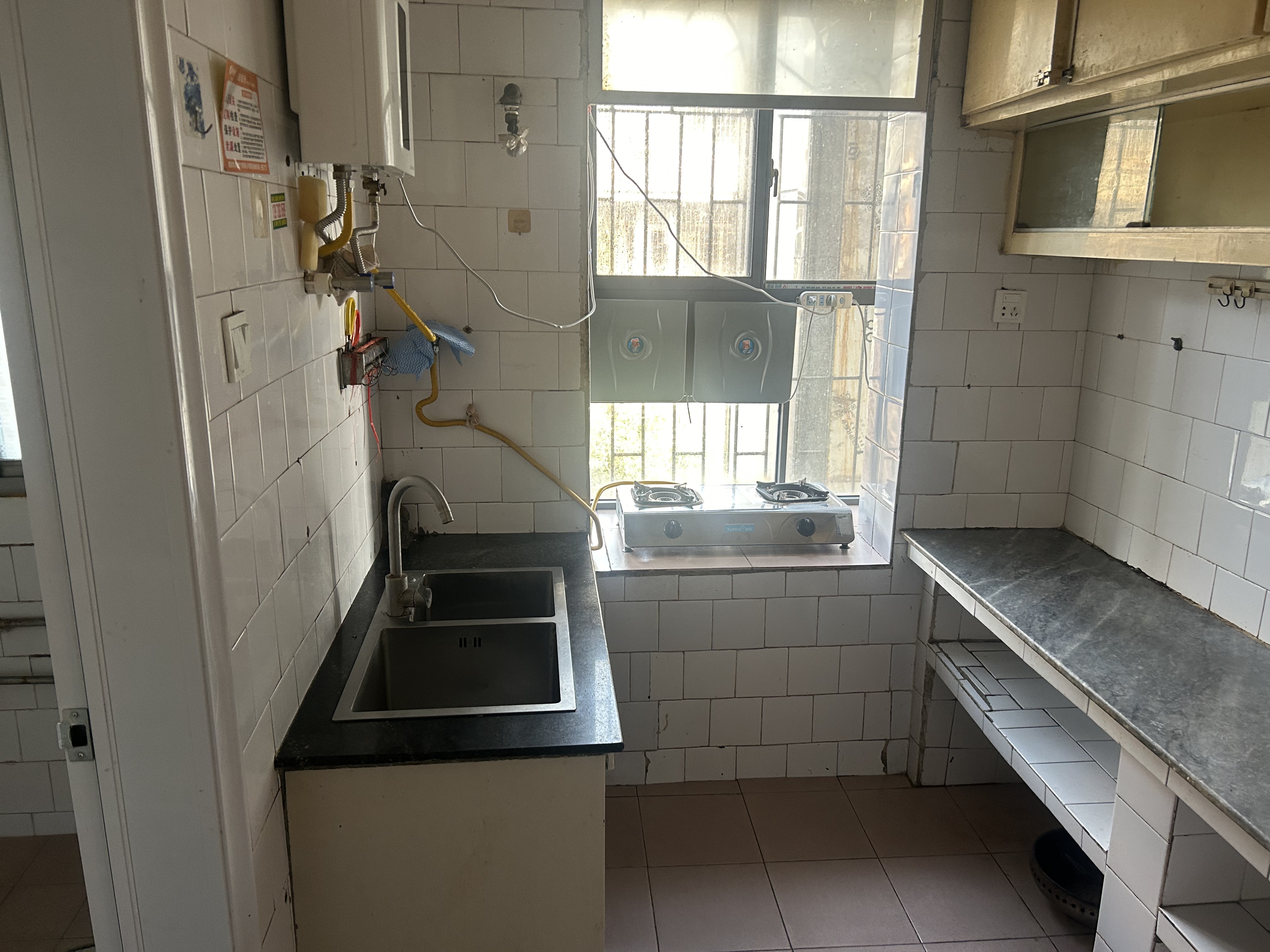 一小家属楼  3室2厅2卫    1500.0元/月室内图