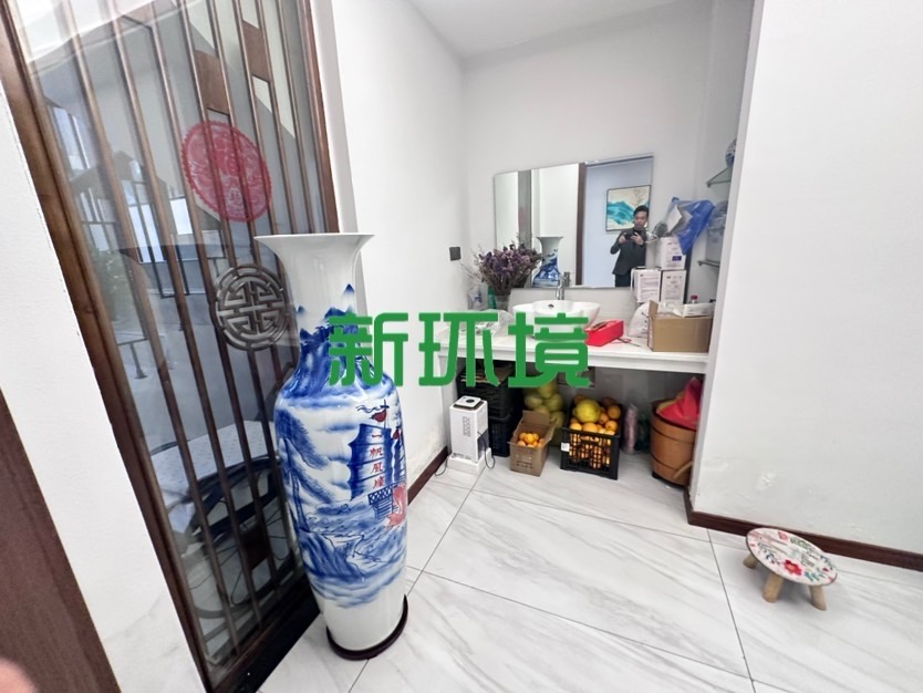 东岳新外滩  5室2厅3卫   390.00万客厅
