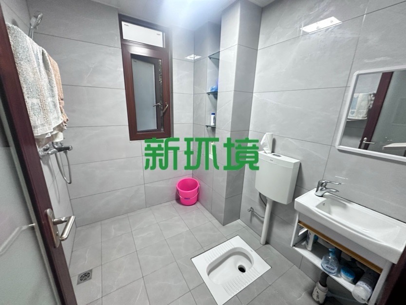 东岳新外滩  5室2厅3卫   390.00万客厅