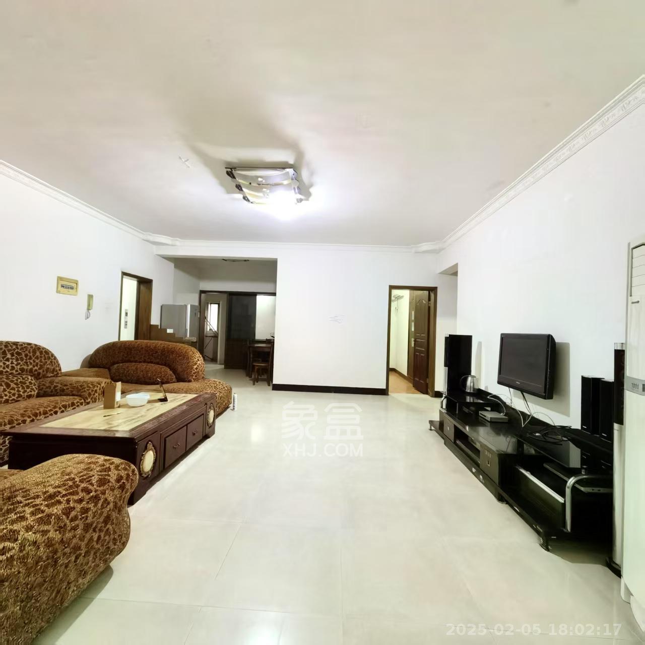 银路家园(公路局单位房)  3室2厅2卫    1350.0元/月 银路家园(公路局单位房)  3室2厅2卫    1350.0元/月室内图