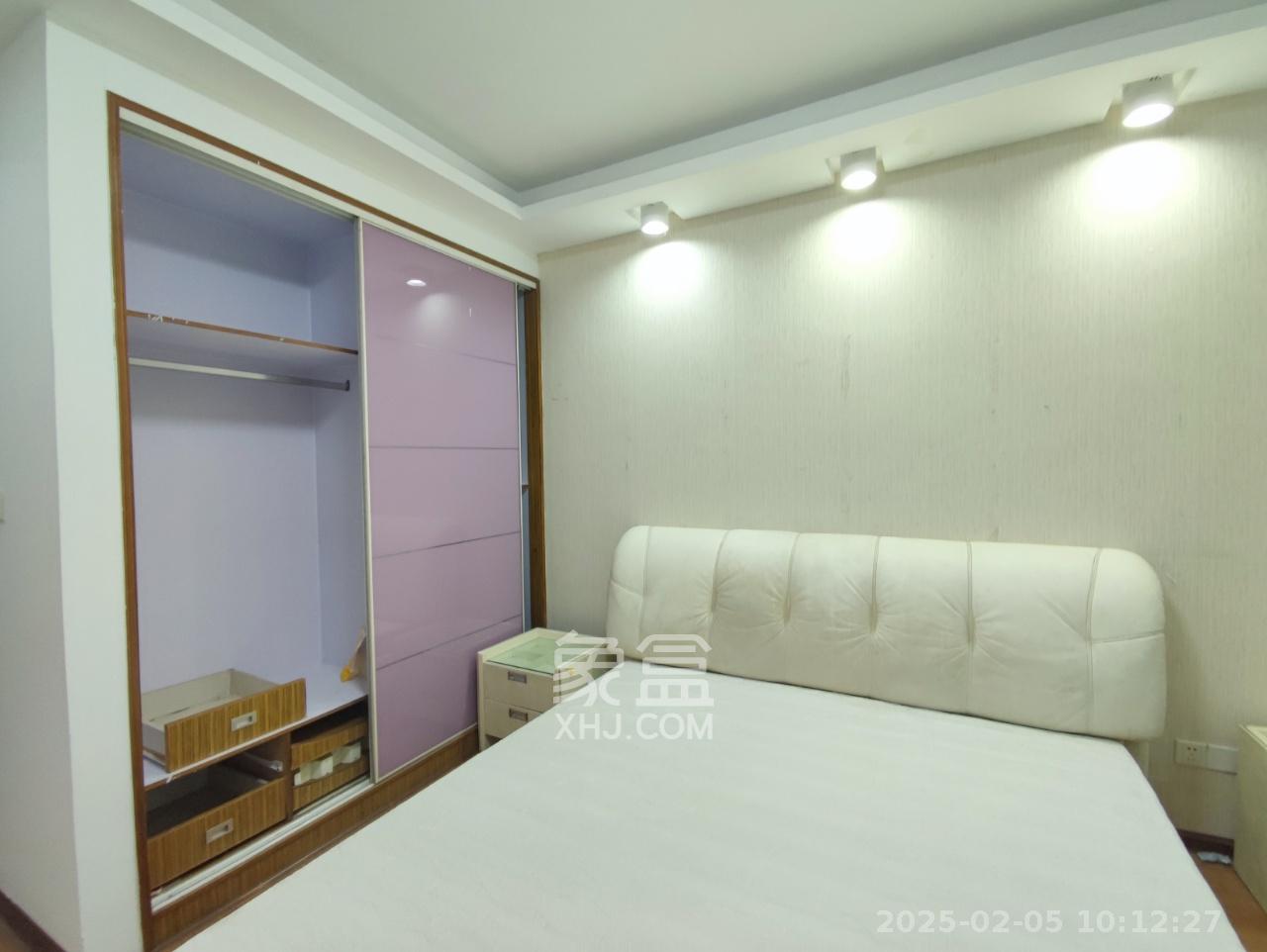 咸嘉新村嘉明苑 3室2厅2卫 2300.0元/月 咸嘉新村嘉明苑 3室2厅2卫 2300.0元/月室内图