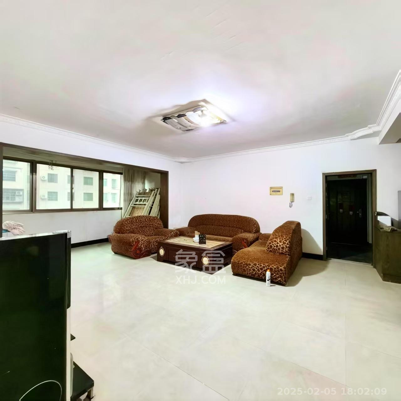 银路家园(公路局单位房)  3室2厅2卫    1350.0元/月 银路家园(公路局单位房)  3室2厅2卫    1350.0元/月室内图