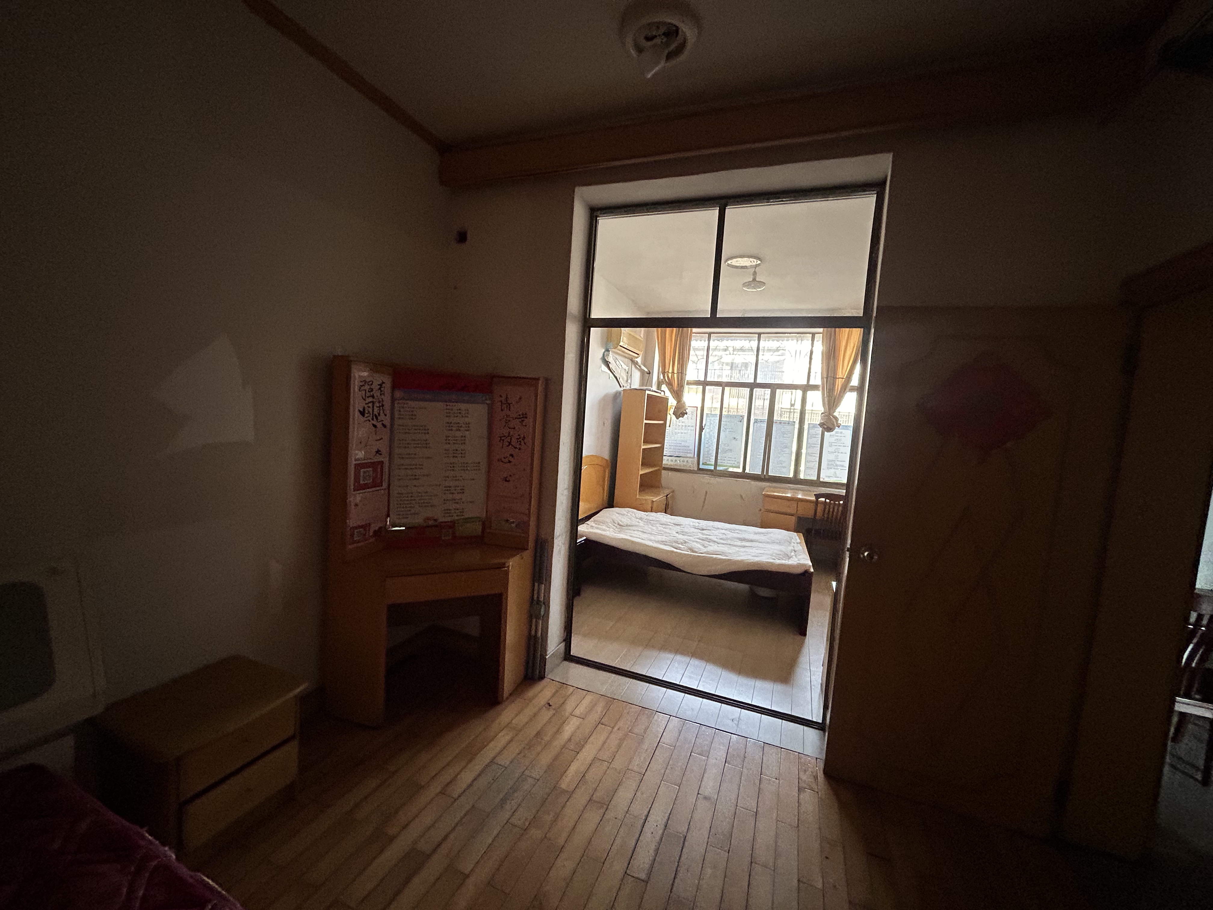 一小家属楼  3室2厅2卫    1500.0元/月室内图