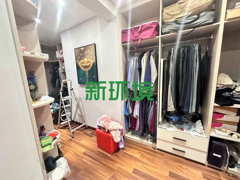 东岳新外滩  5室2厅3卫   390.00万客厅