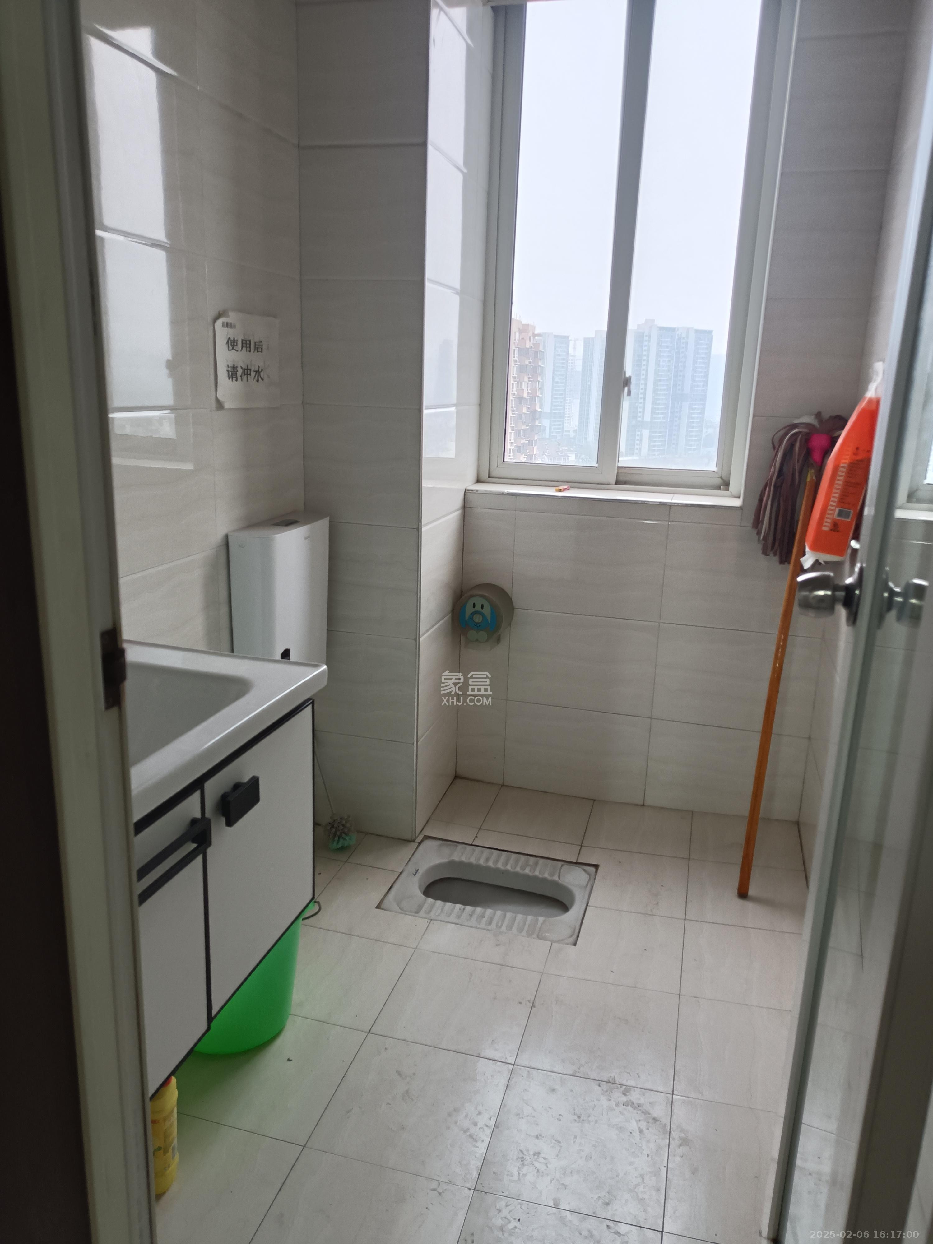 华龙公馆  3室2厅2卫    2400.0元/月 华龙公馆  3室2厅2卫    2400.0元/月室内图