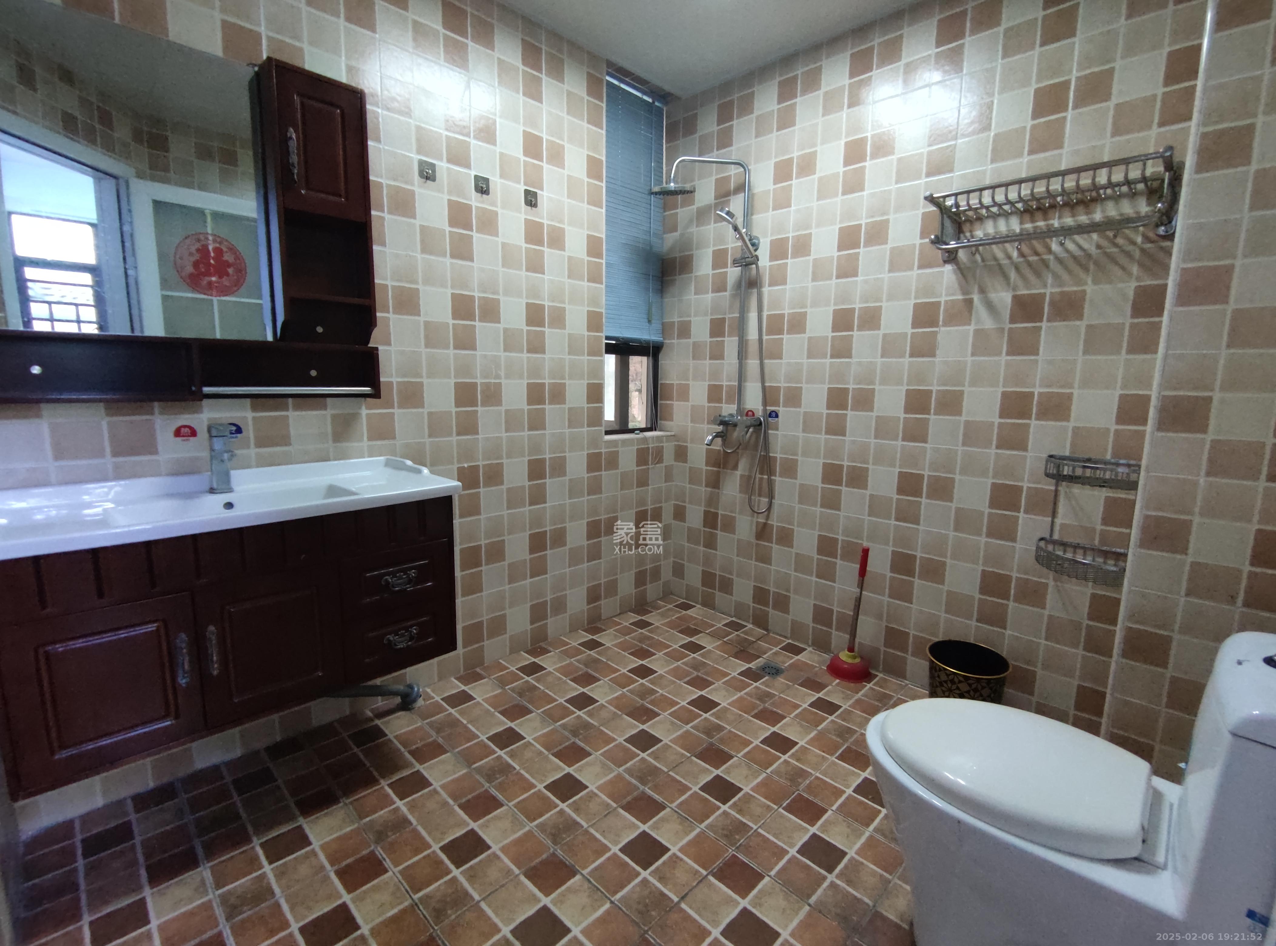 卓越麓山别墅(麓山峰境产权麓山花苑) 3室2厅2卫 2200.0元/月 卓越麓山别墅(麓山峰境产权麓山花苑) 3室2厅2卫 2200.0元/月室内图