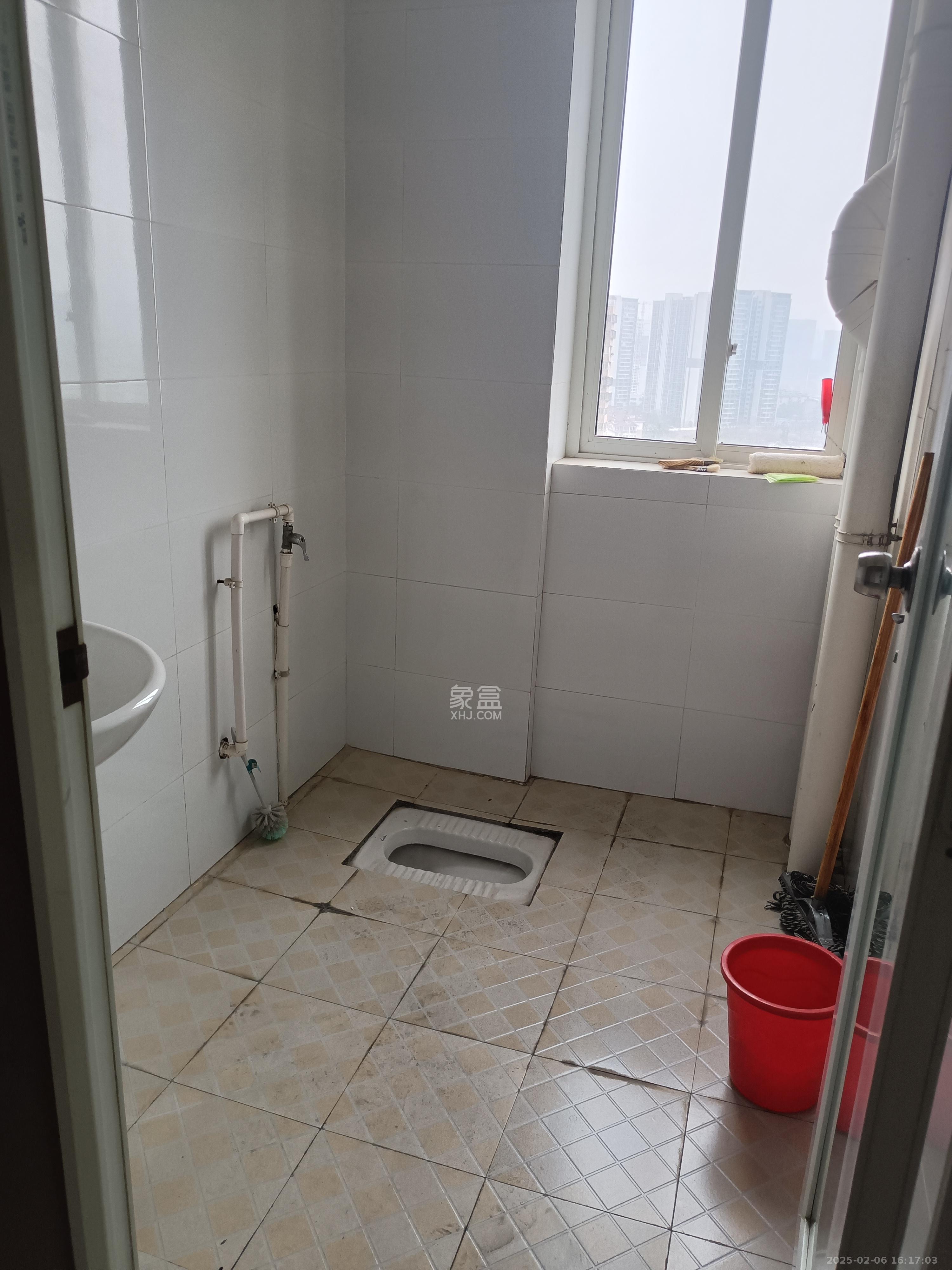 华龙公馆  3室2厅2卫    2400.0元/月 华龙公馆  3室2厅2卫    2400.0元/月室内图