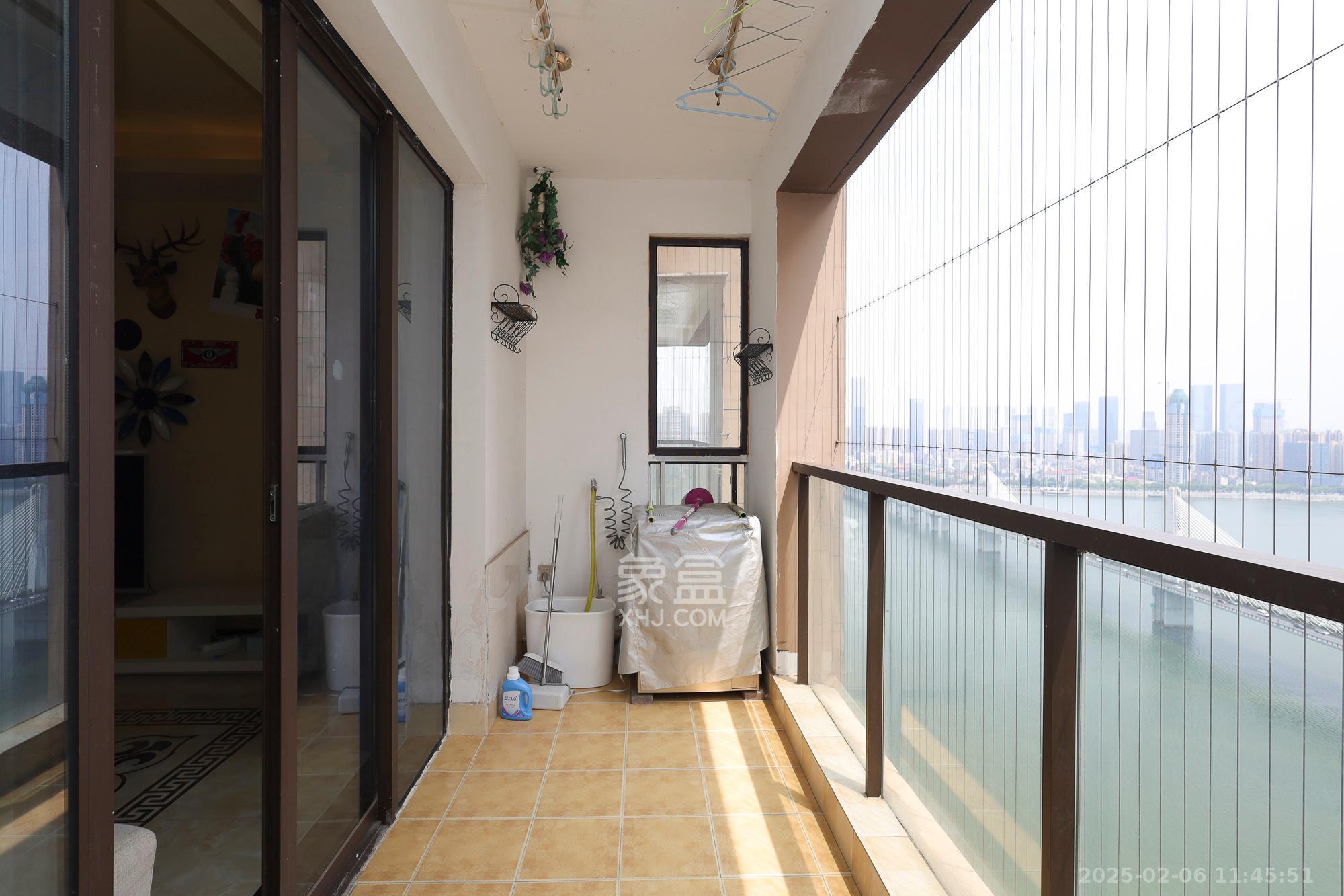 世茂外滩里(世茂铂翠湾三期)  4室2厅2卫    5000.0元/月 世茂外滩里(世茂铂翠湾三期)  4室2厅2卫    5000.0元/月室内图