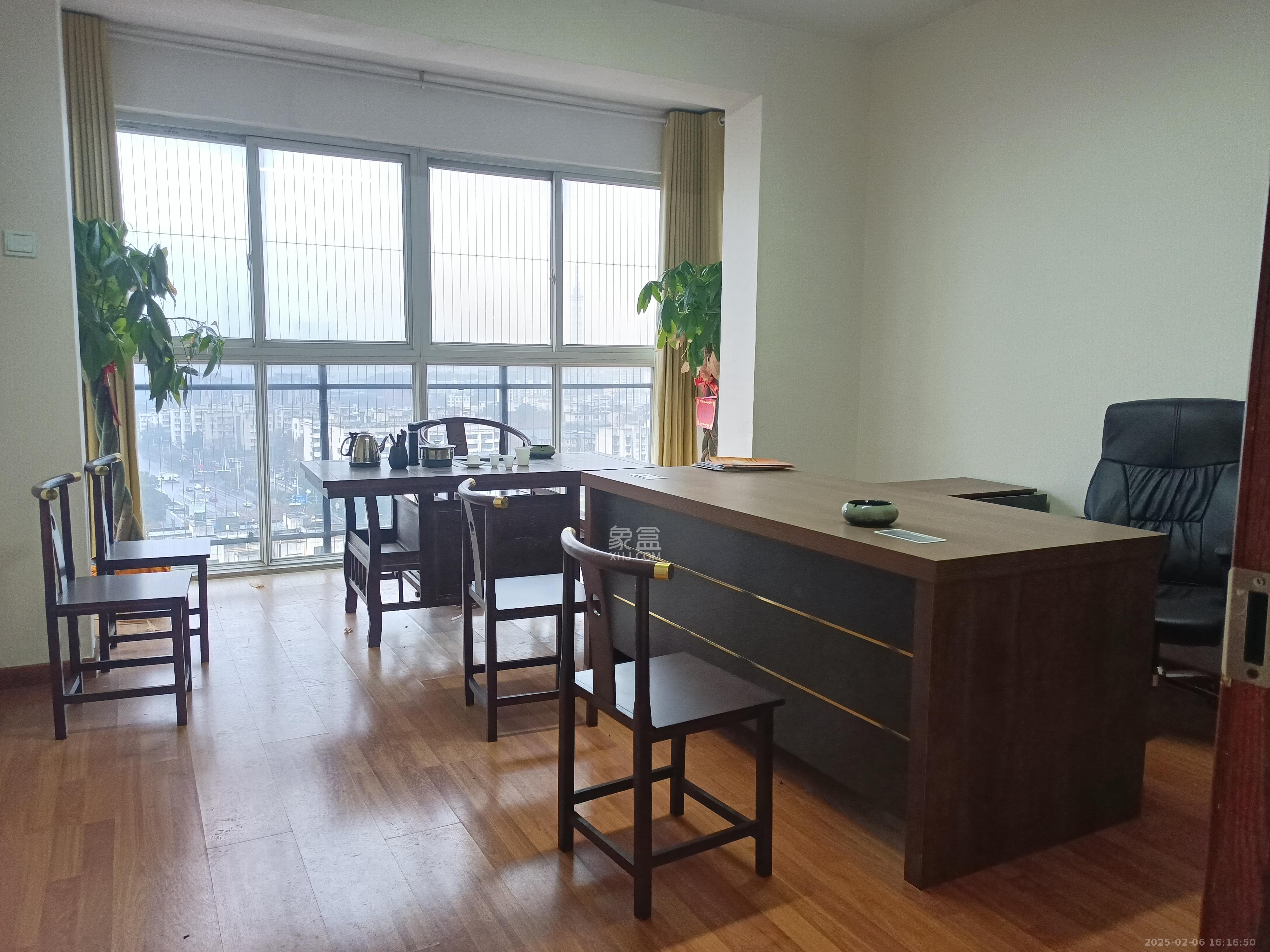 华龙公馆  3室2厅2卫    2400.0元/月 华龙公馆  3室2厅2卫    2400.0元/月室内图