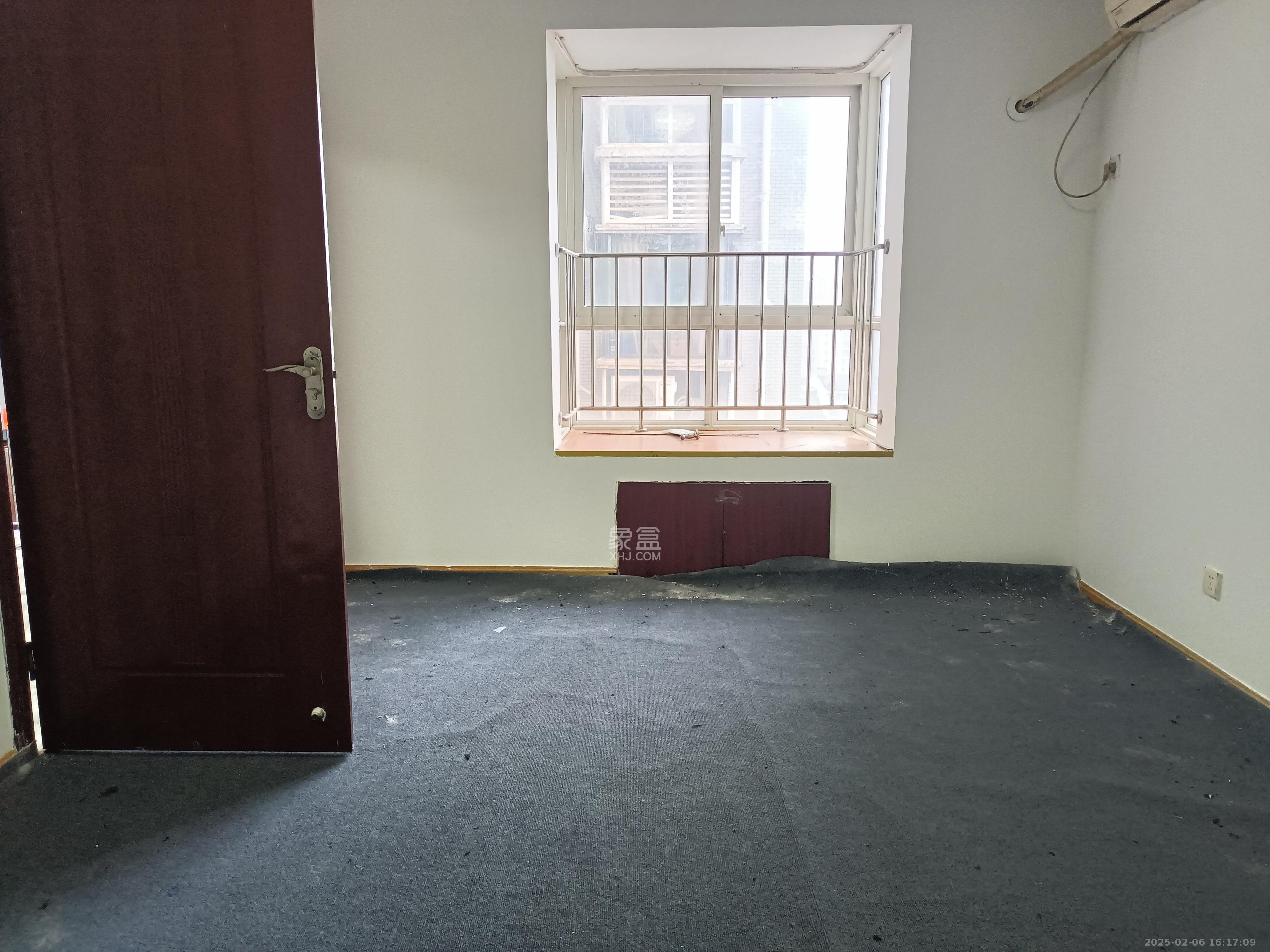 华龙公馆  3室2厅2卫    2400.0元/月 华龙公馆  3室2厅2卫    2400.0元/月室内图