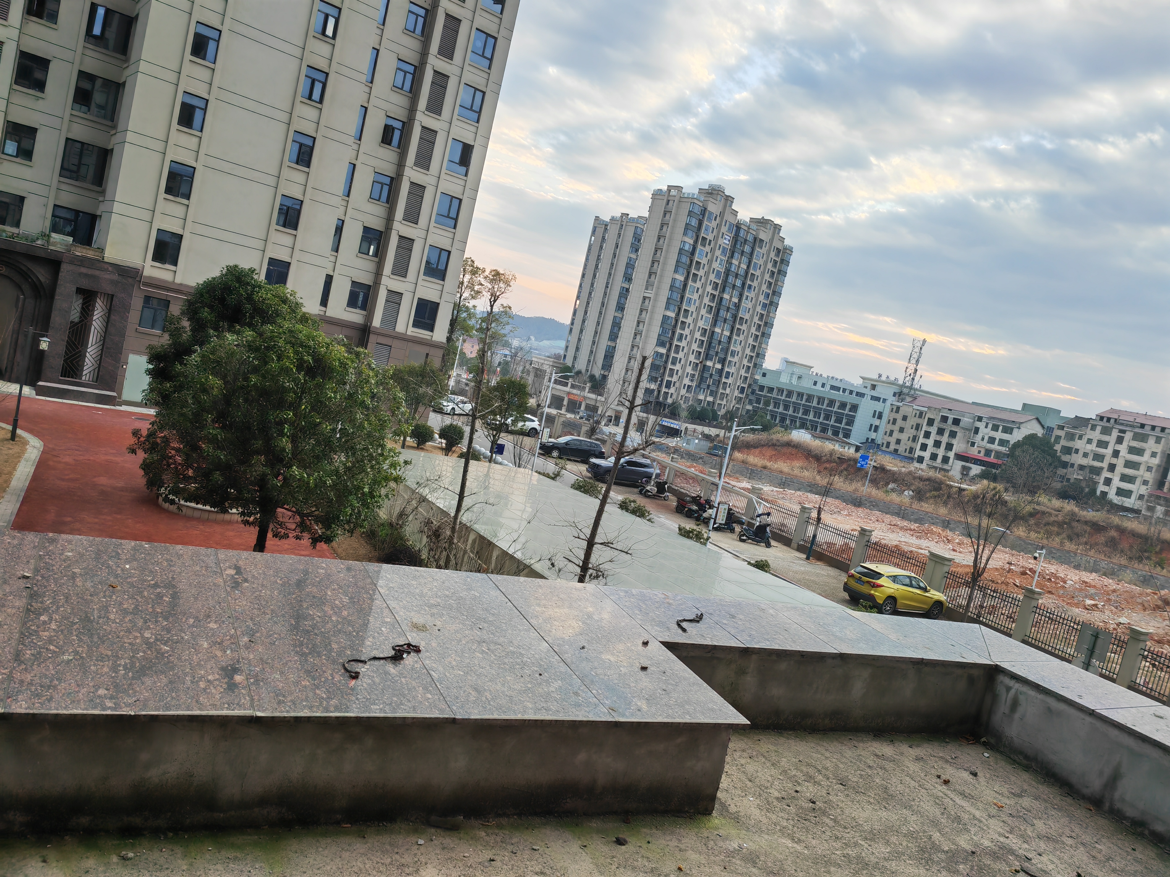 新合作外滩首府  3室1厅2卫    58.0万客厅