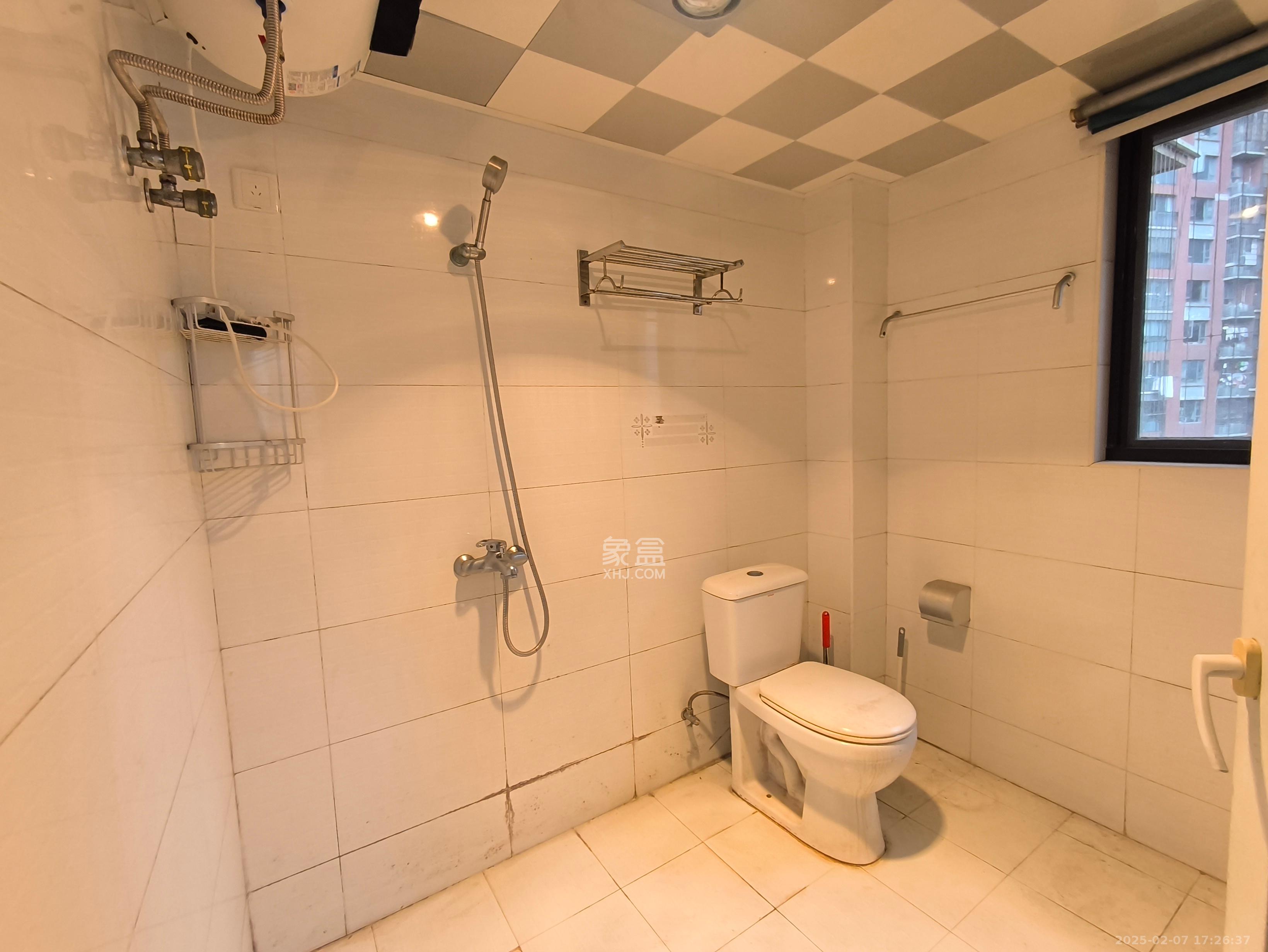 华润凤凰城一期  3室2厅2卫    2300.0元/月 华润凤凰城一期  3室2厅2卫    2300.0元/月室内图