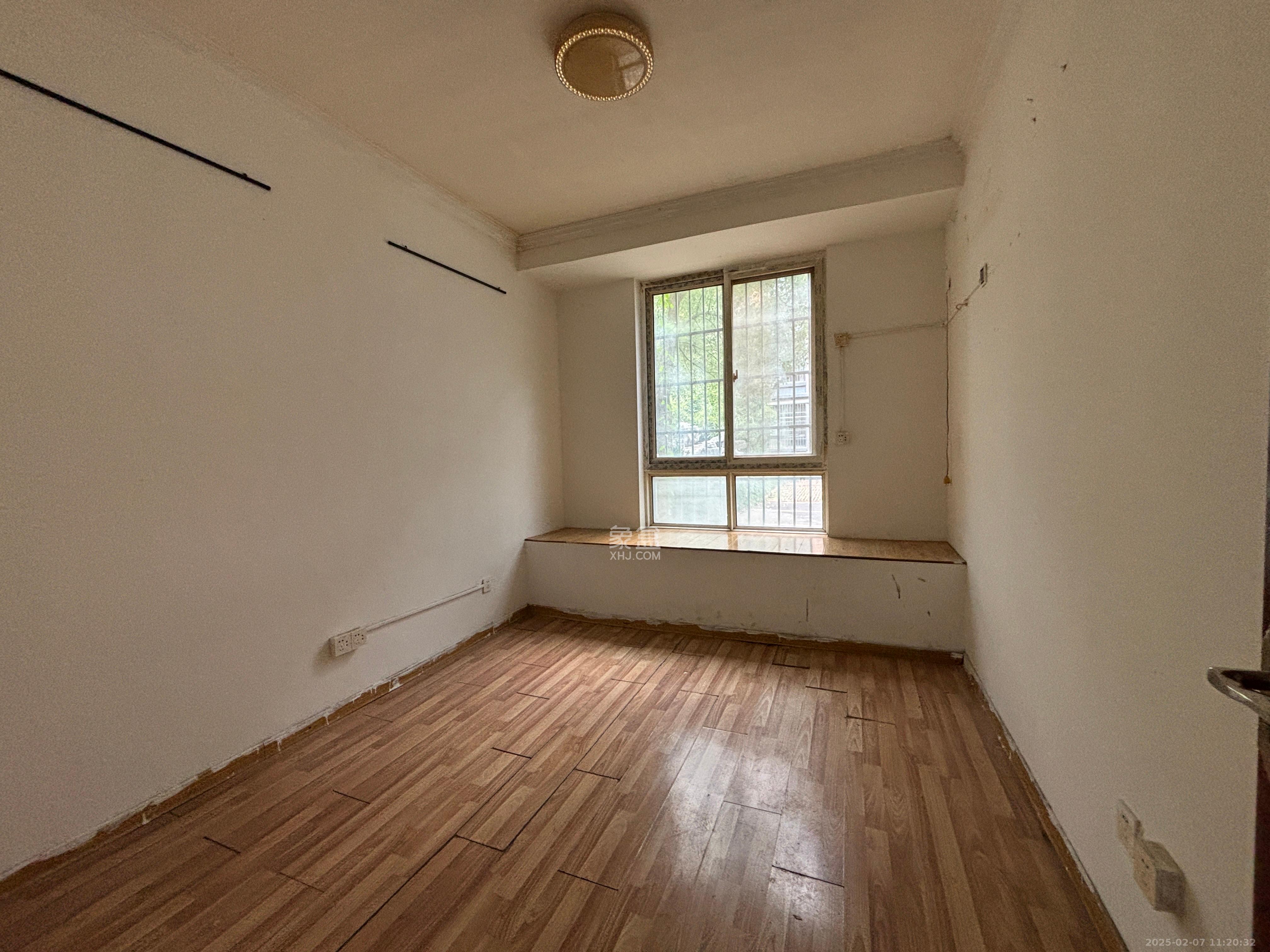 山水湾 3室2厅1卫 1600.0元/月 山水湾 3室2厅1卫 1600.0元/月室内图