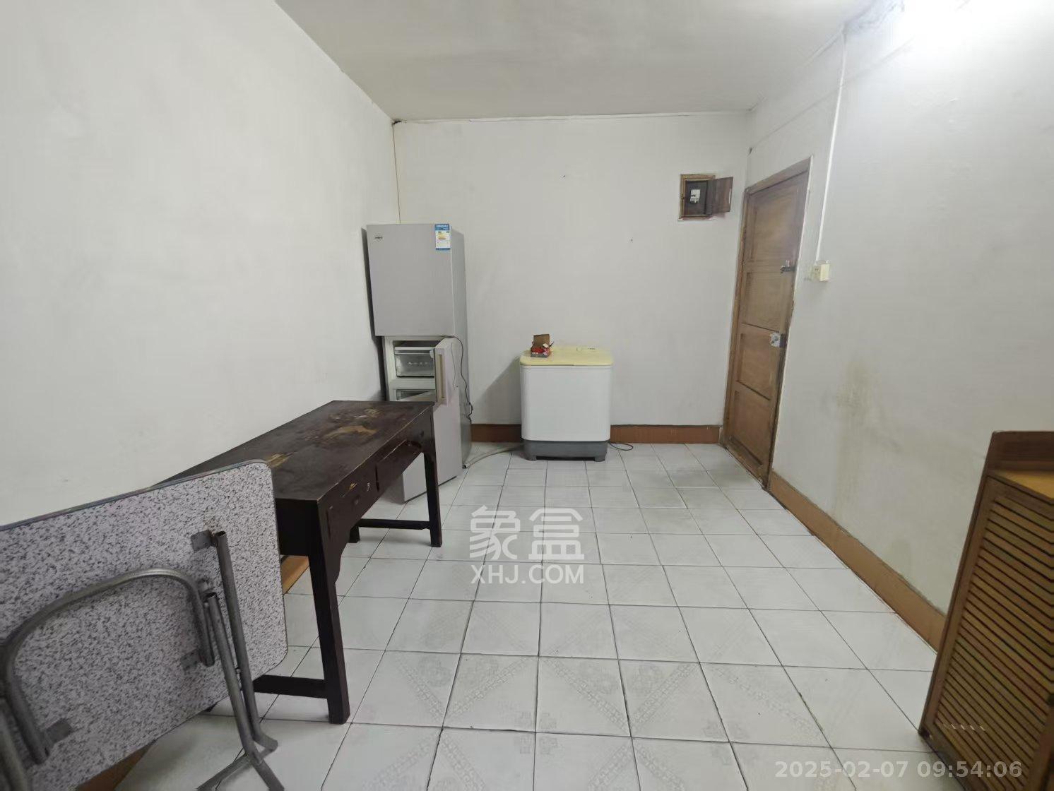 向东南社区 3室1厅1卫 1300.0元/月 向东南社区 3室1厅1卫 1300.0元/月室内图