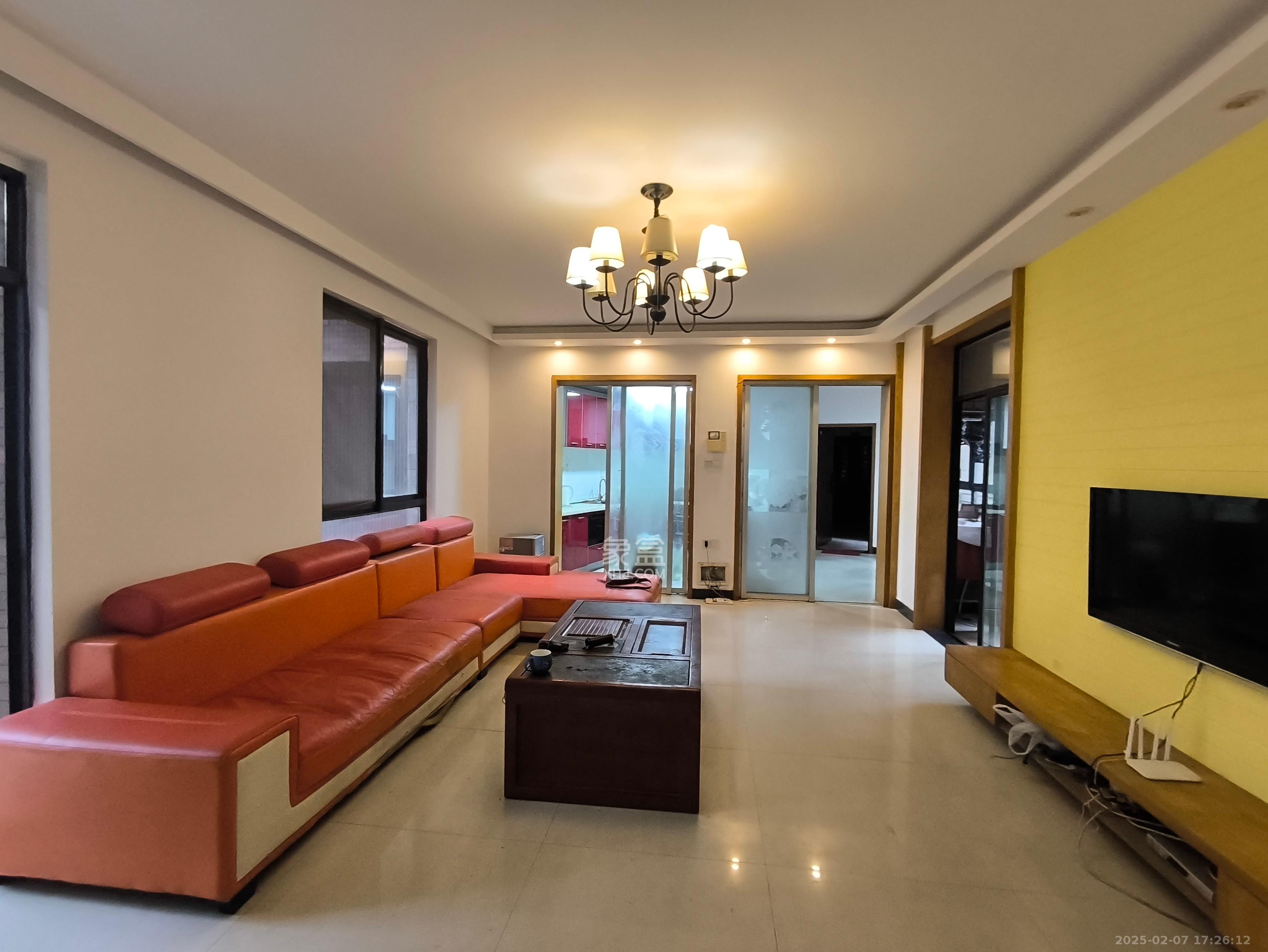 华润凤凰城一期  3室2厅2卫    2300.0元/月 华润凤凰城一期  3室2厅2卫    2300.0元/月室内图