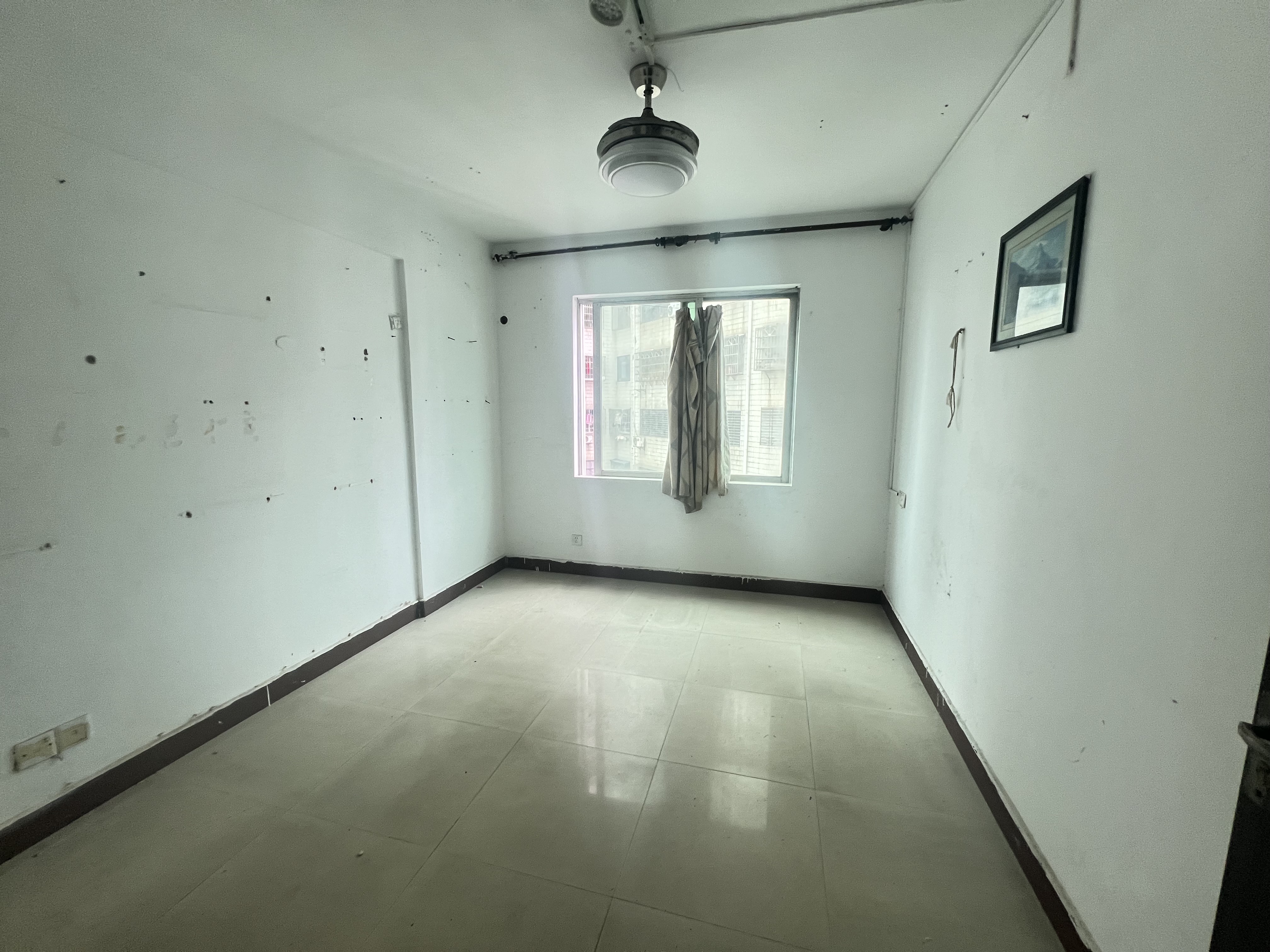 富豪大厦(富豪花园) 3室2厅1卫 125.0万 富豪大厦(富豪花园) 3室2厅1卫 125.0万客厅