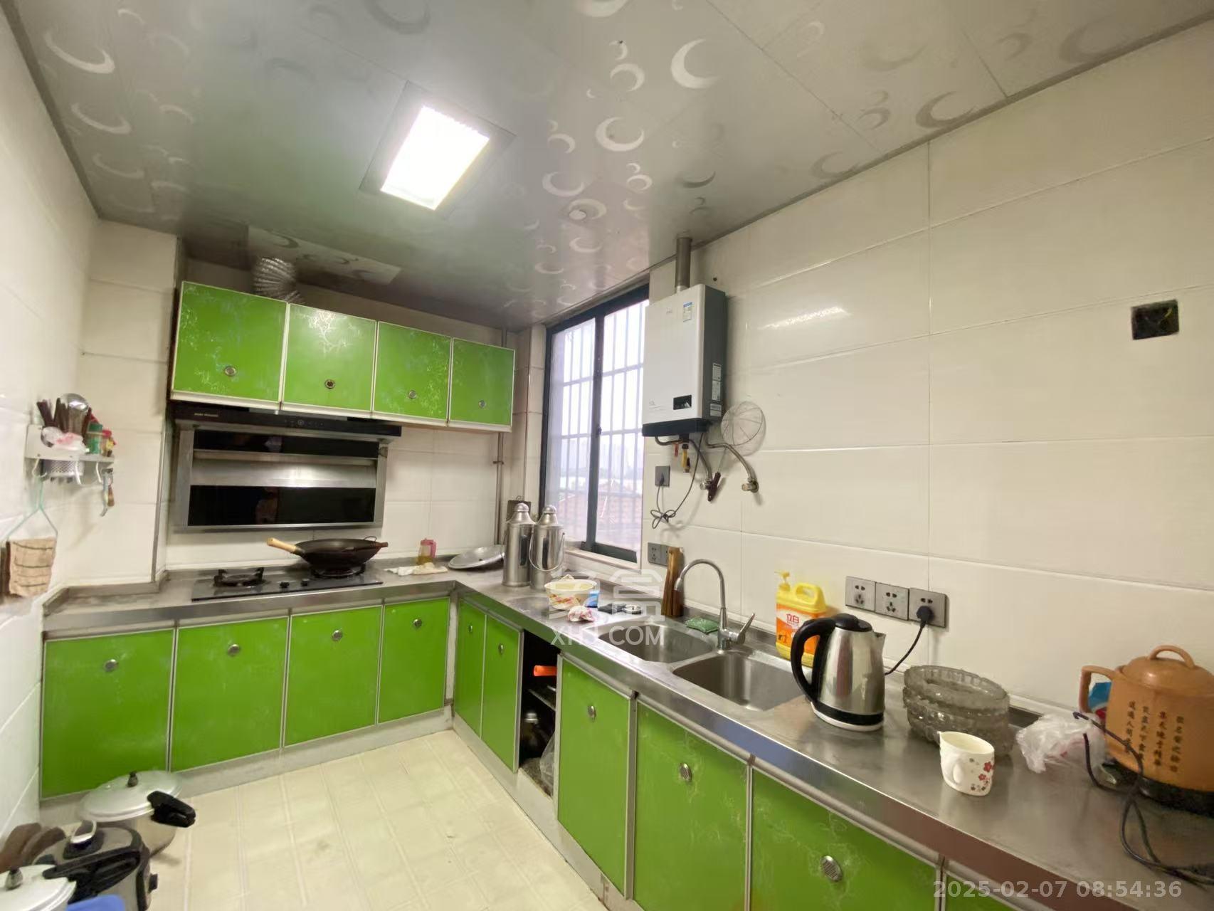 新雅黄金苑 4室2厅2卫 1800.0元/月 新雅黄金苑 4室2厅2卫 1800.0元/月室内图