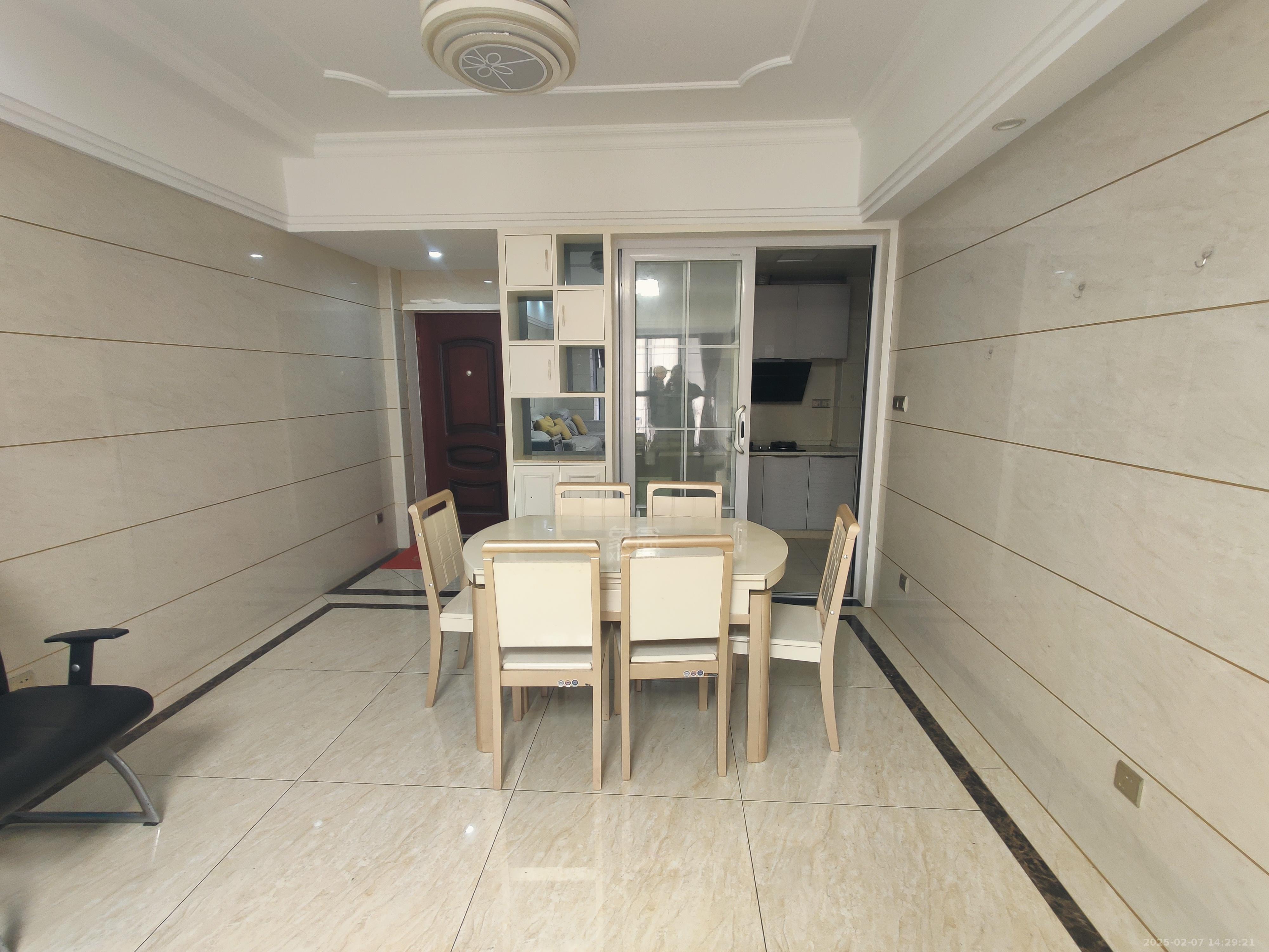 奥园广场 3室2厅2卫 2300.0元/月 奥园广场 3室2厅2卫 2300.0元/月室内图