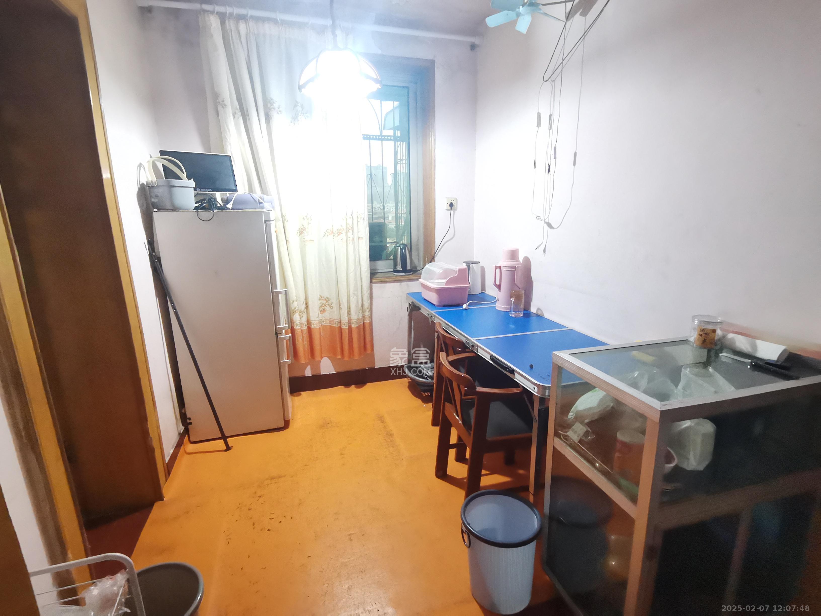 安居楼  1室1厅1卫    1000.0元/月 安居楼  1室1厅1卫    1000.0元/月室内图