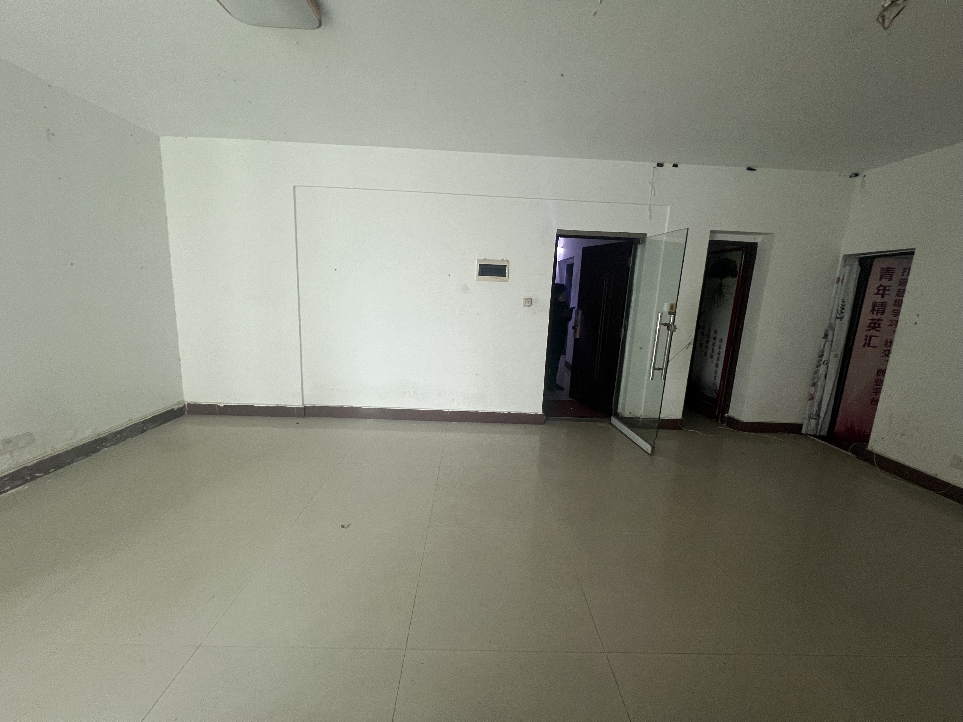 富豪大厦(富豪花园) 3室2厅1卫 125.0万 富豪大厦(富豪花园) 3室2厅1卫 125.0万客厅