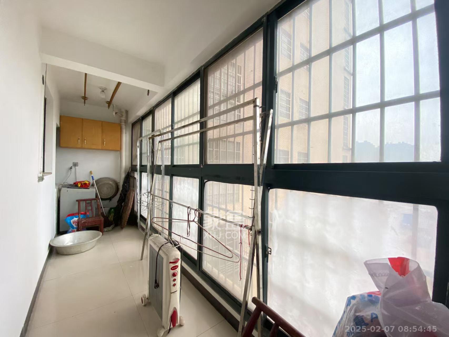 新雅黄金苑 4室2厅2卫 1800.0元/月 新雅黄金苑 4室2厅2卫 1800.0元/月室内图