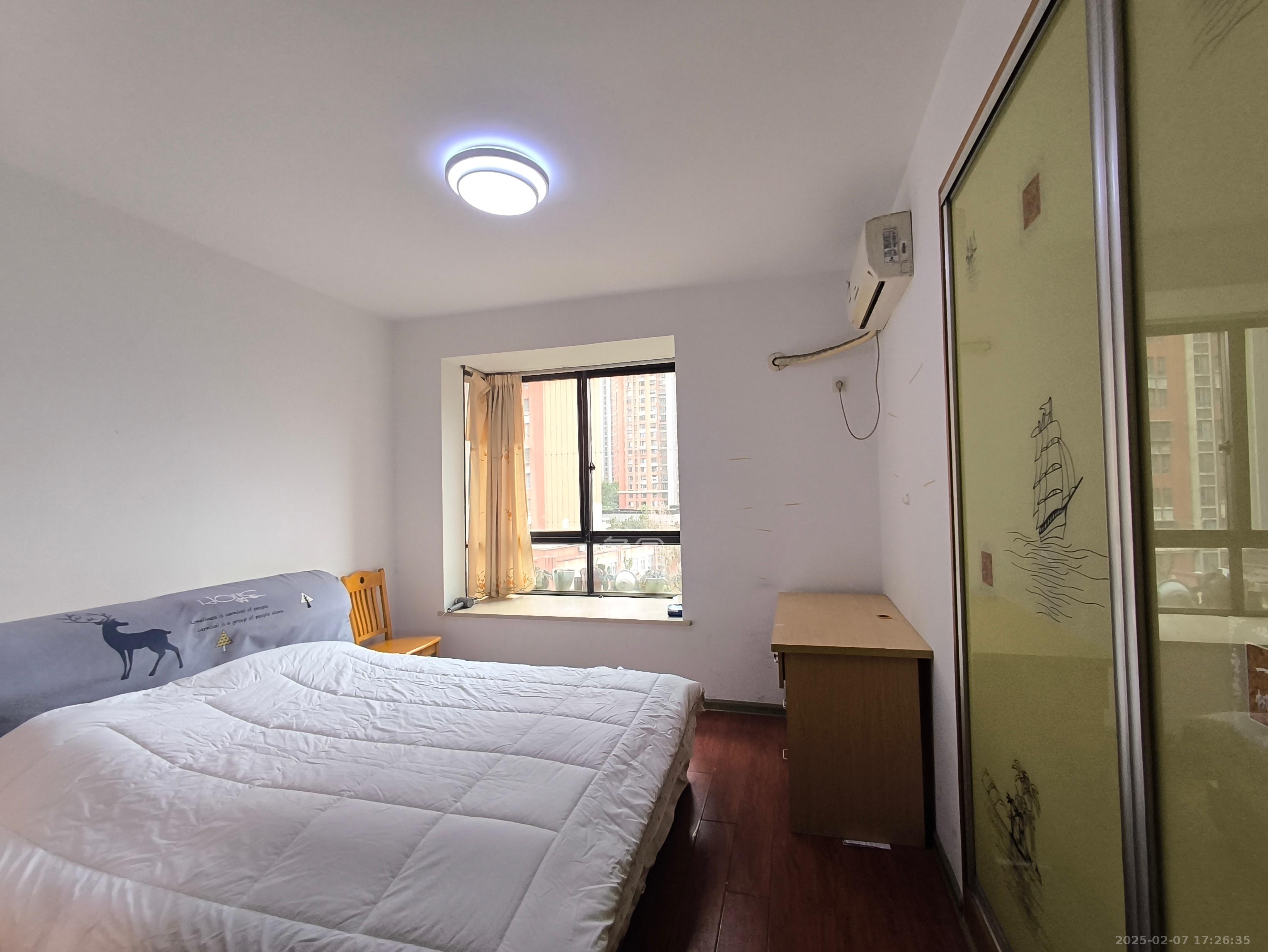 华润凤凰城一期  3室2厅2卫    2300.0元/月 华润凤凰城一期  3室2厅2卫    2300.0元/月室内图