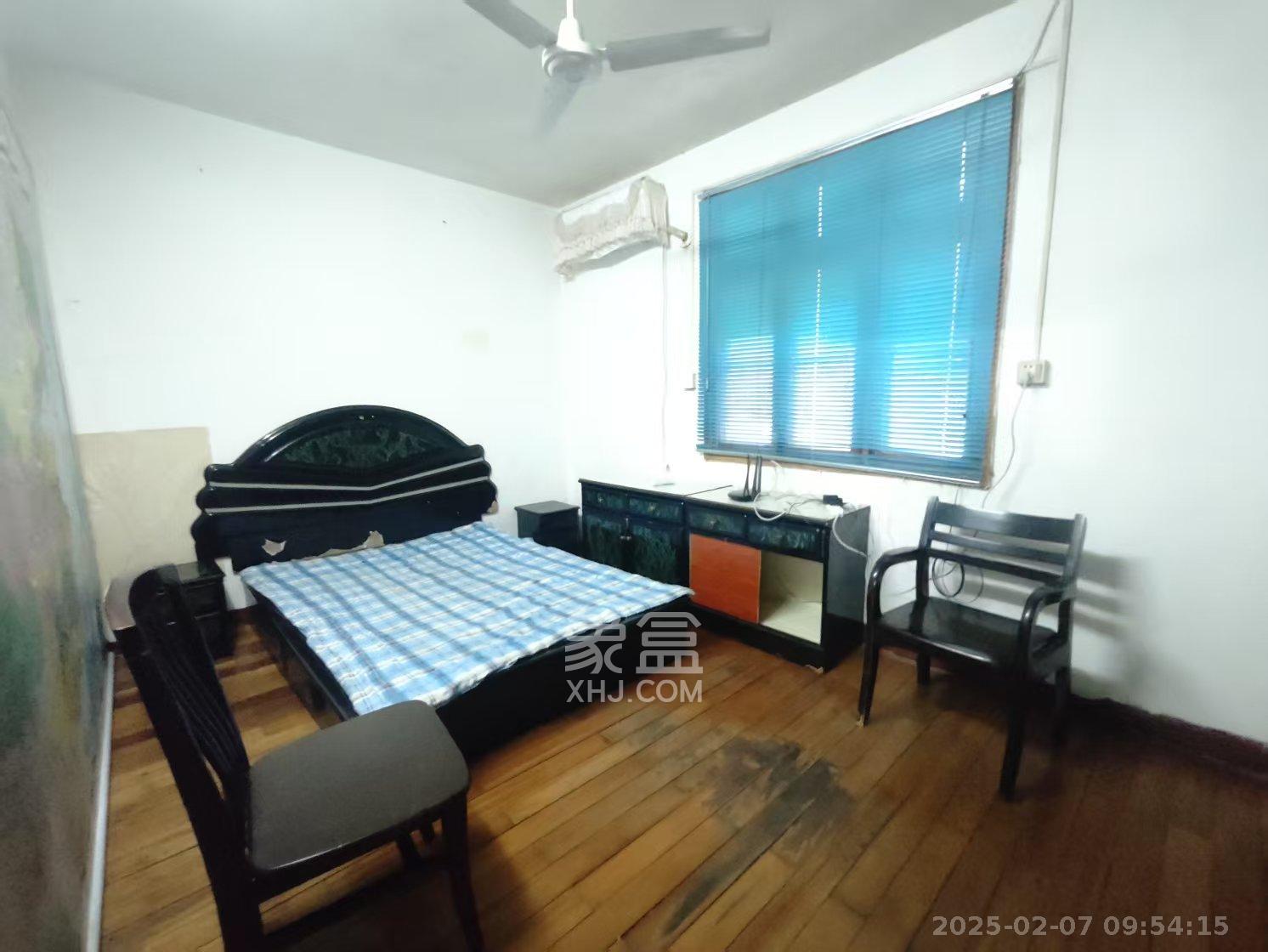 向东南社区 3室1厅1卫 1300.0元/月 向东南社区 3室1厅1卫 1300.0元/月室内图