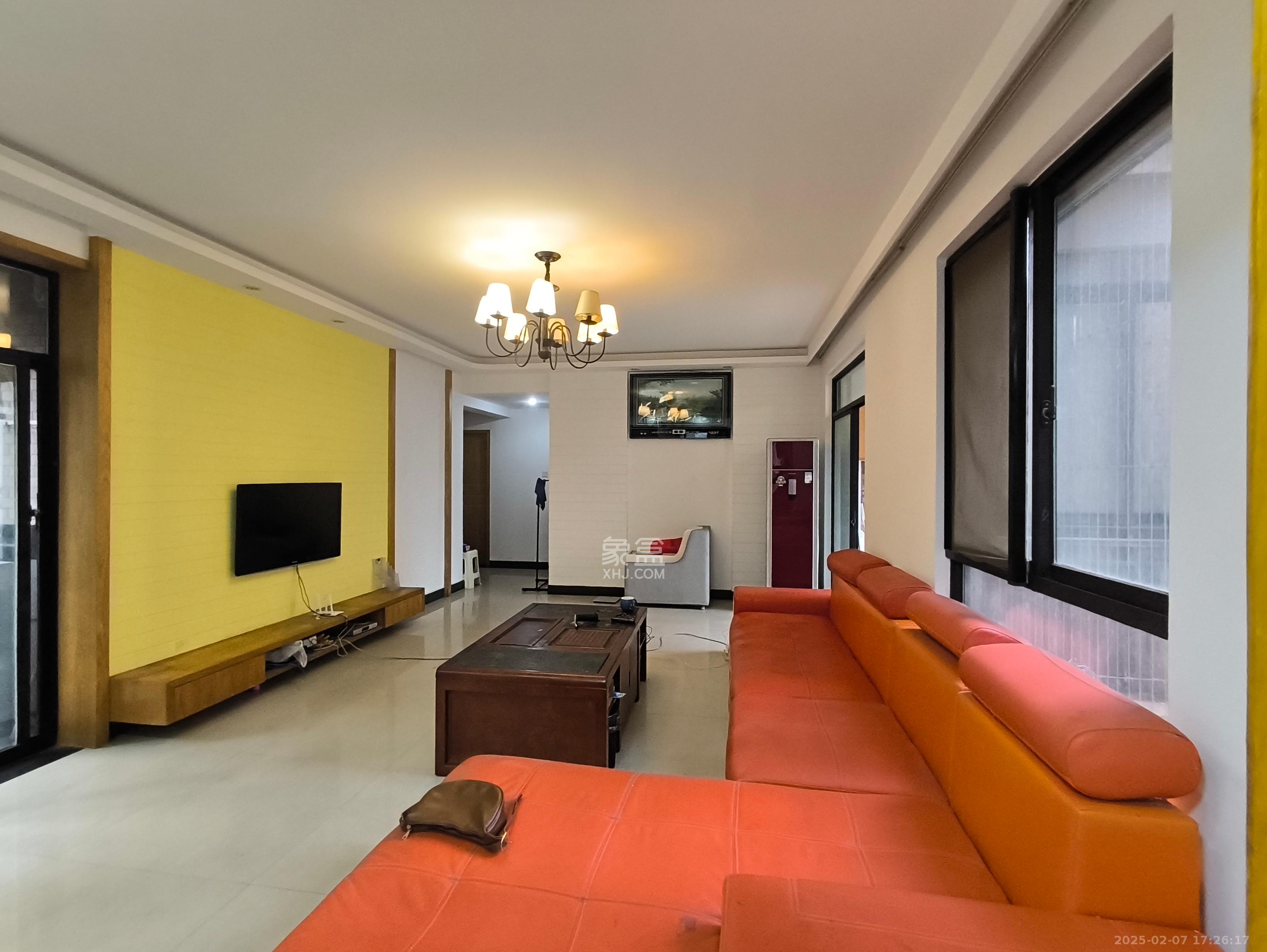 华润凤凰城一期  3室2厅2卫    2300.0元/月 华润凤凰城一期  3室2厅2卫    2300.0元/月室内图