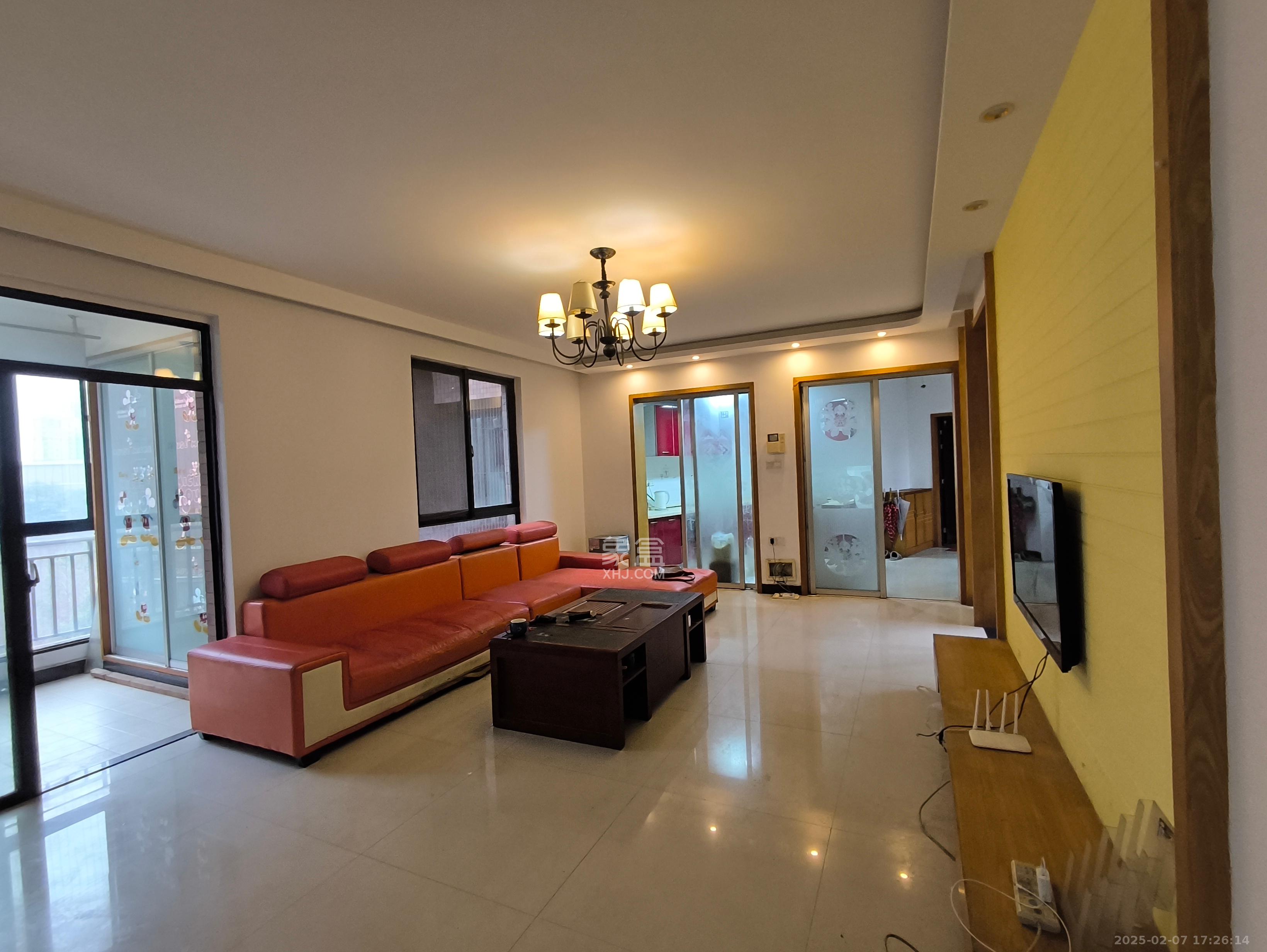 华润凤凰城一期  3室2厅2卫    2300.0元/月 华润凤凰城一期  3室2厅2卫    2300.0元/月室内图