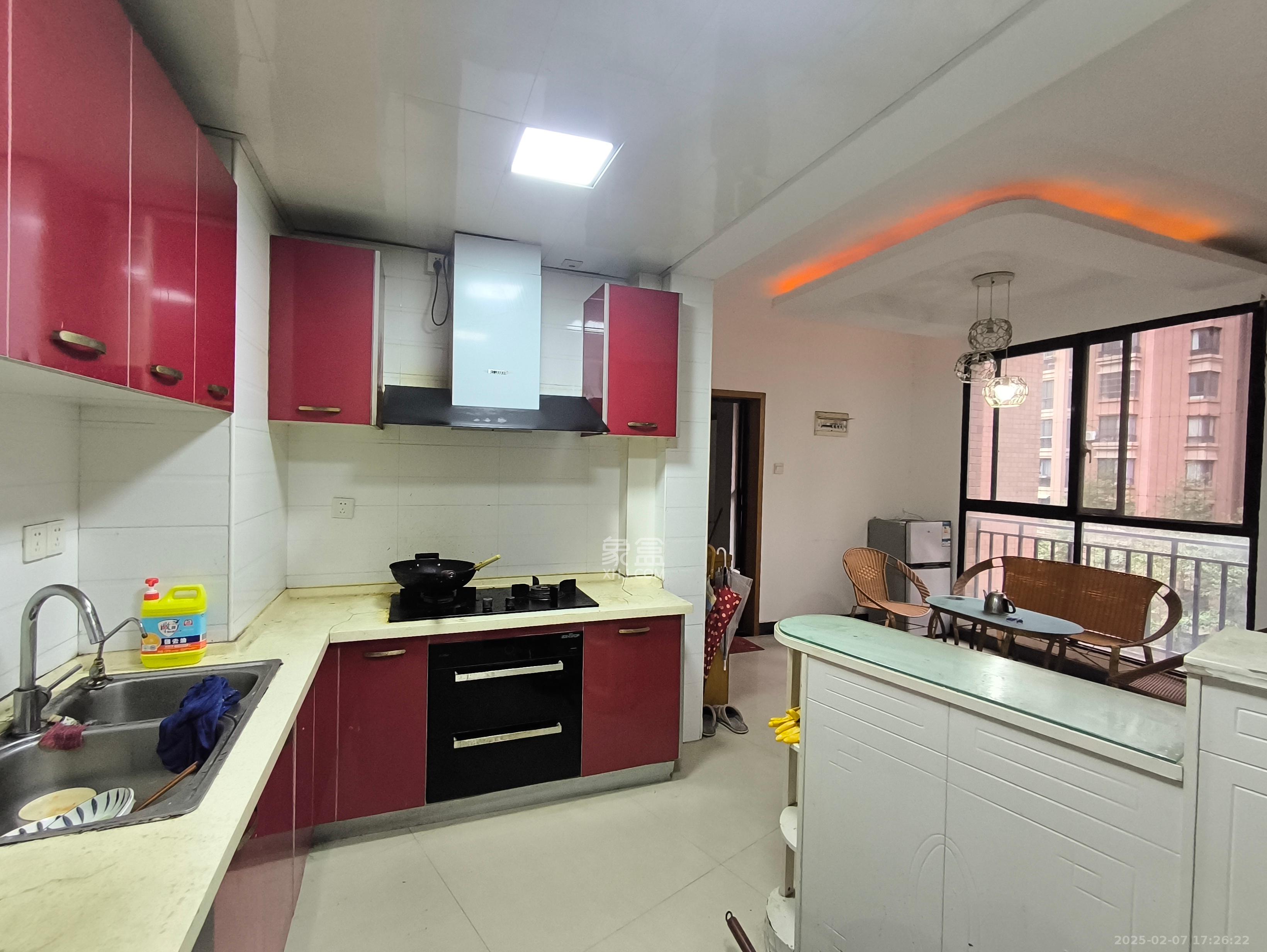 华润凤凰城一期  3室2厅2卫    2300.0元/月 华润凤凰城一期  3室2厅2卫    2300.0元/月室内图