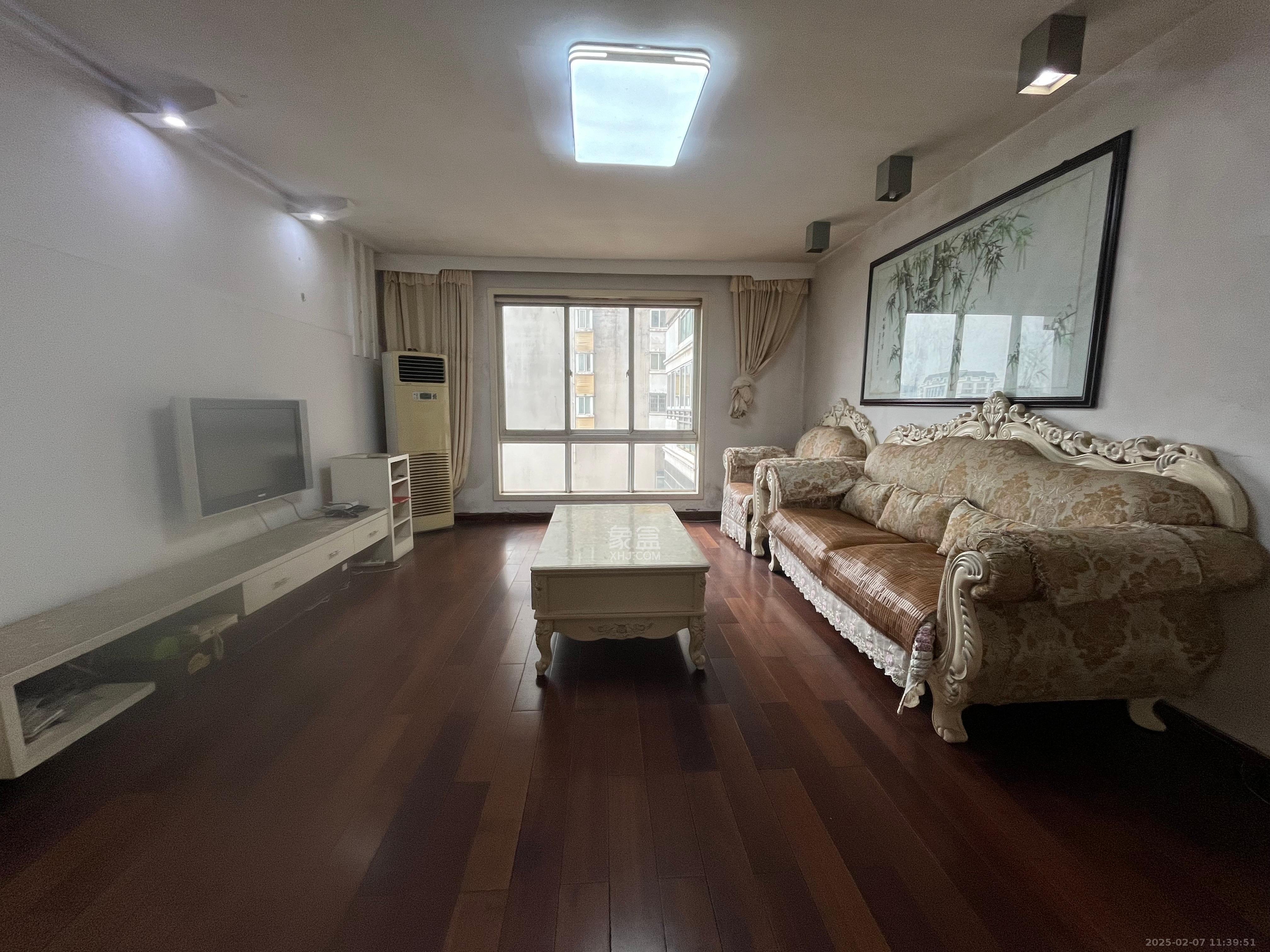 晶华美地  4室2厅2卫   2700.00元/月室内图