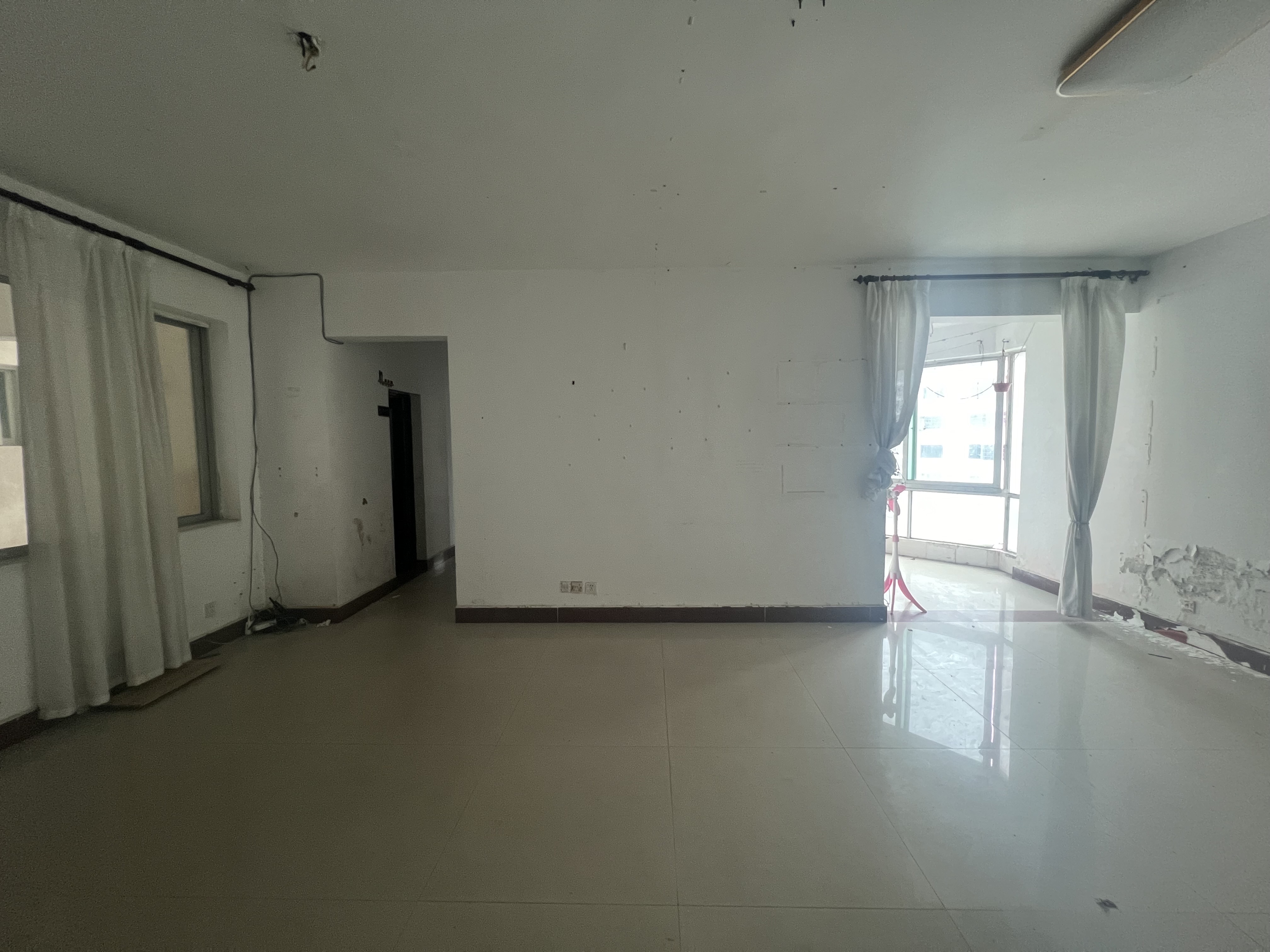 富豪大厦(富豪花园) 3室2厅1卫 125.0万 富豪大厦(富豪花园) 3室2厅1卫 125.0万客厅