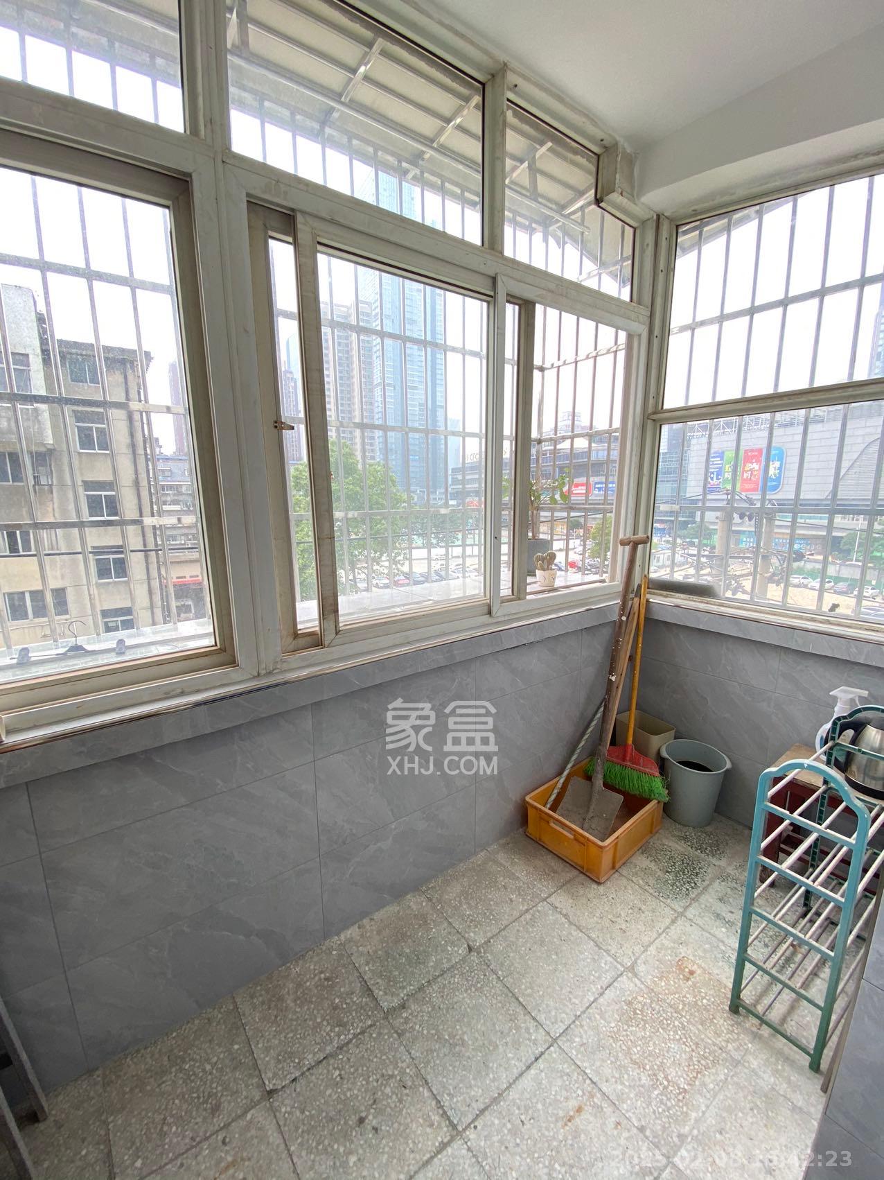 东风二村社区房 3室1厅1卫 2500.0元/月 东风二村社区房 3室1厅1卫 2500.0元/月室内图