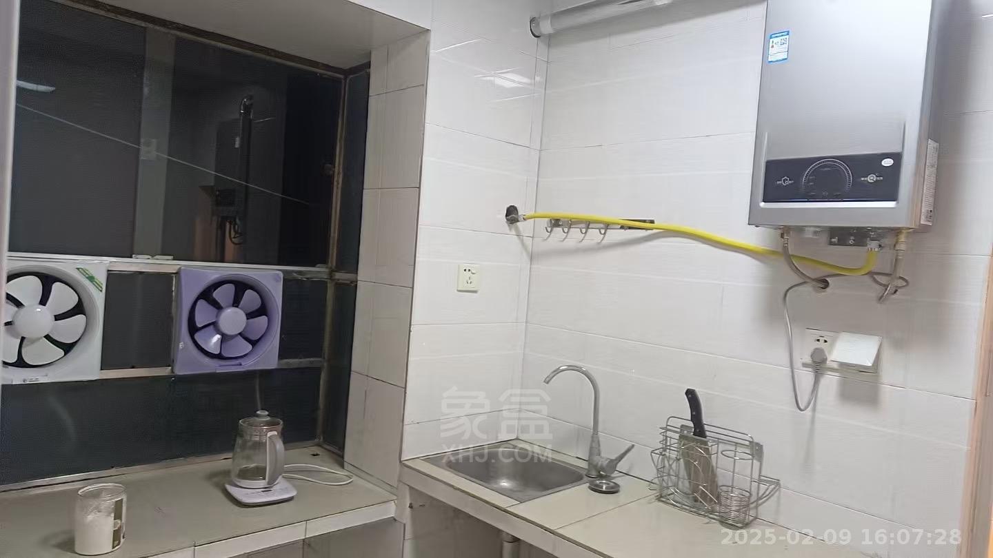 龙泉路散盘  1室1厅1卫    600.0元/月 龙泉路散盘  1室1厅1卫    600.0元/月室内图