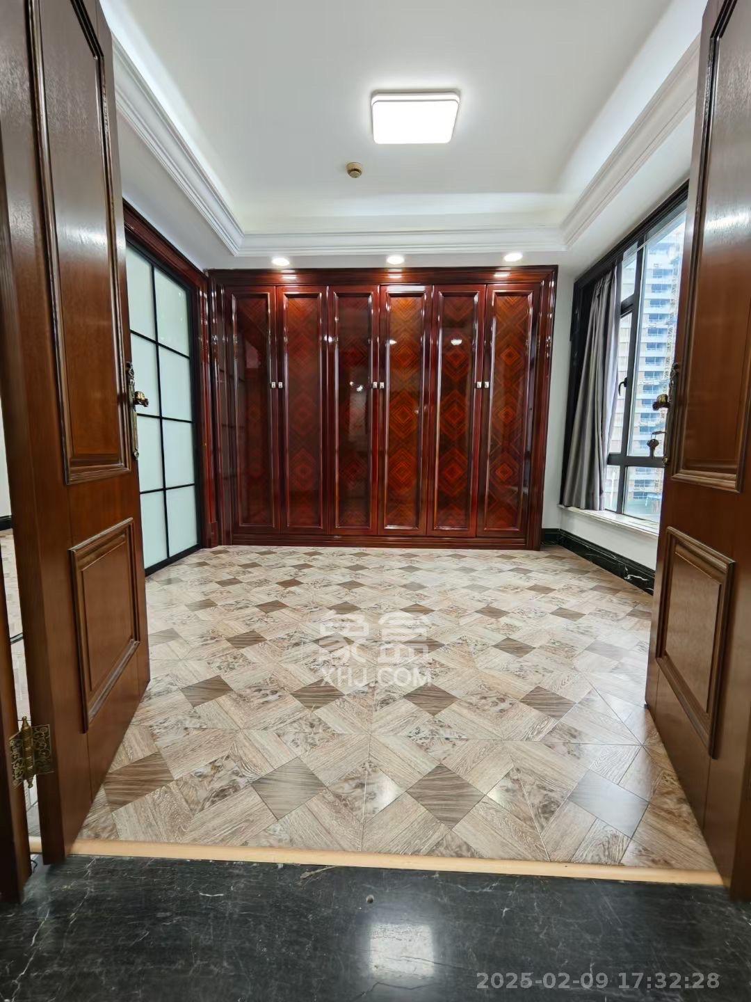 长房中庭国际(东郡华蓉广场) 5室2厅1卫 12800.0元/月 长房中庭国际(东郡华蓉广场) 5室2厅1卫 12800.0元/月室内图