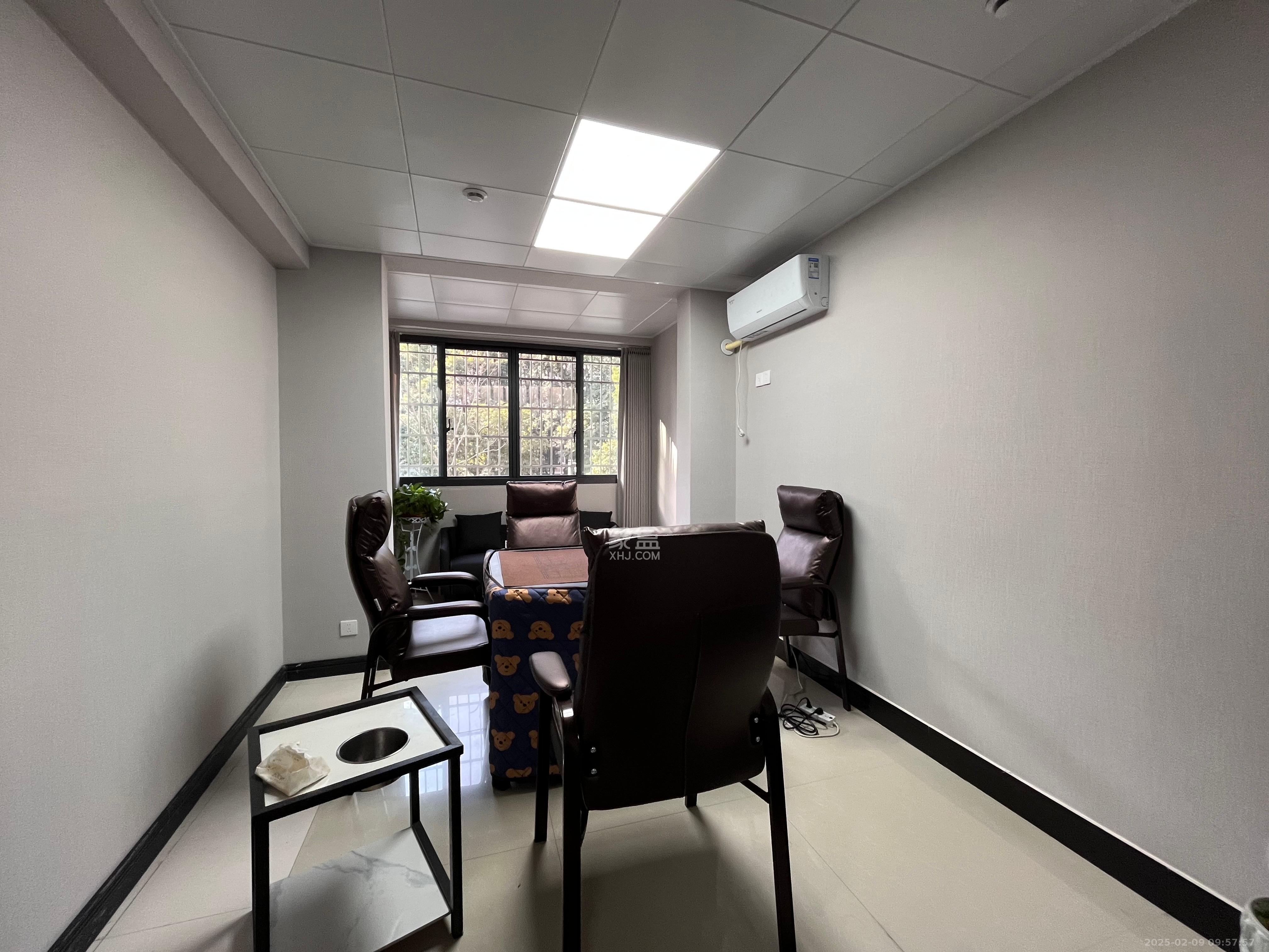 教师新村  5室2厅2卫   2600.00元/月室内图
