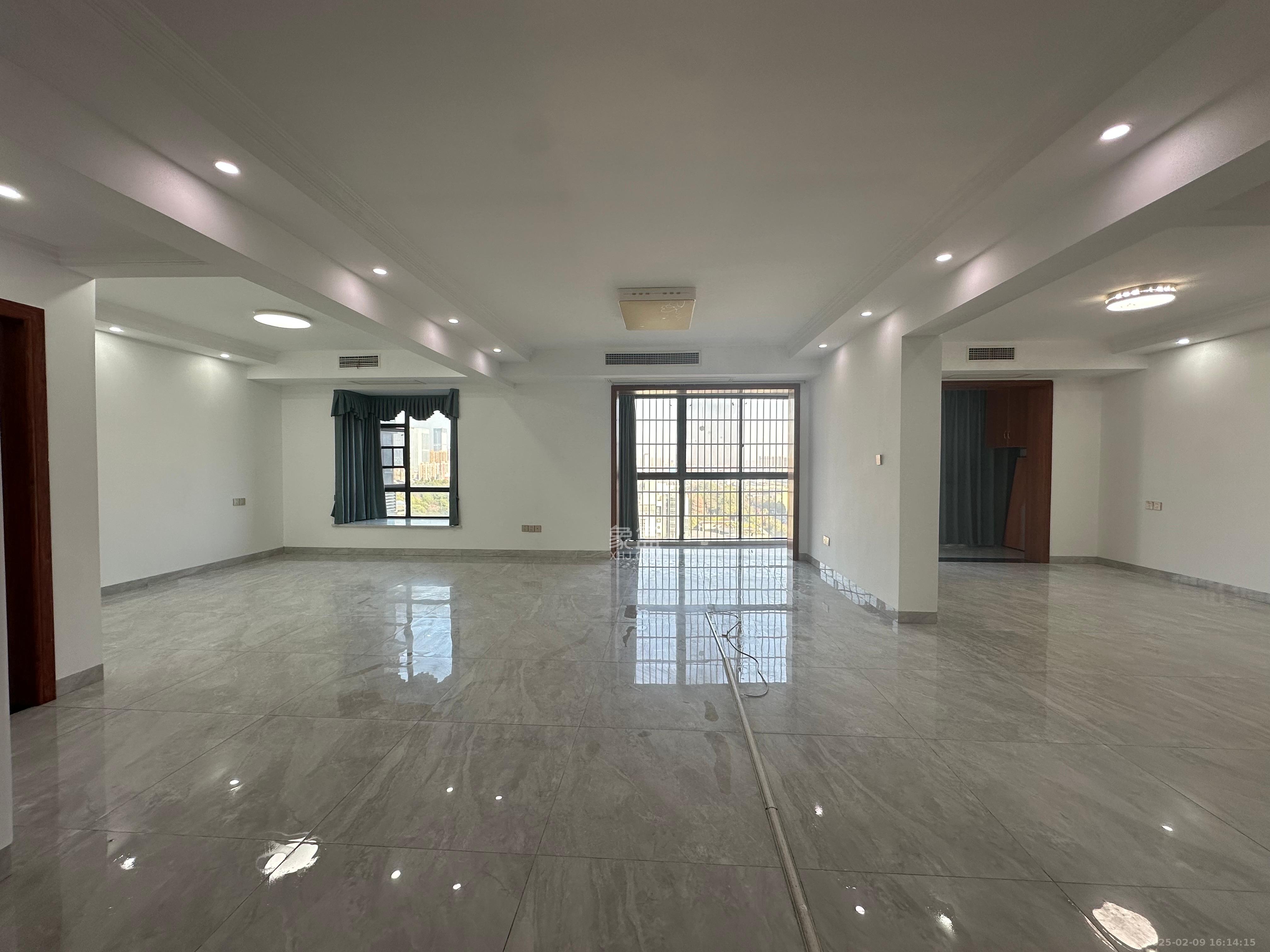 财富港湾(绿领大厦)  1室1厅1卫    3500.0元/月 财富港湾(绿领大厦)  1室1厅1卫    3500.0元/月室内图