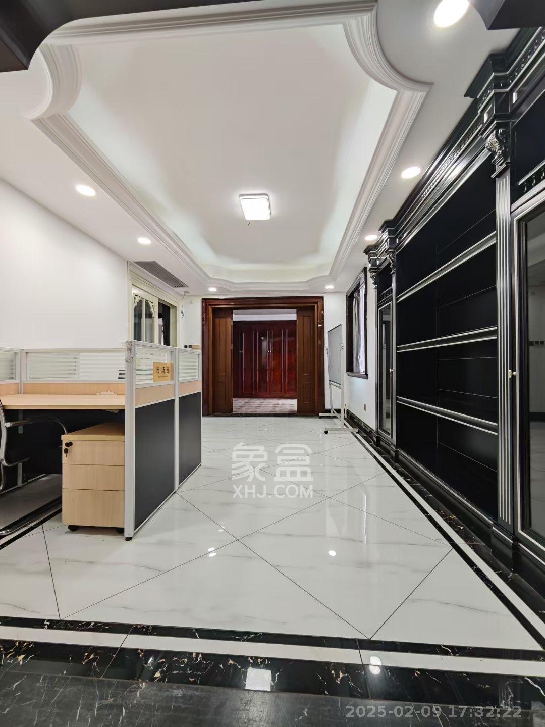 长房中庭国际(东郡华蓉广场) 5室2厅1卫 12800.0元/月 长房中庭国际(东郡华蓉广场) 5室2厅1卫 12800.0元/月室内图